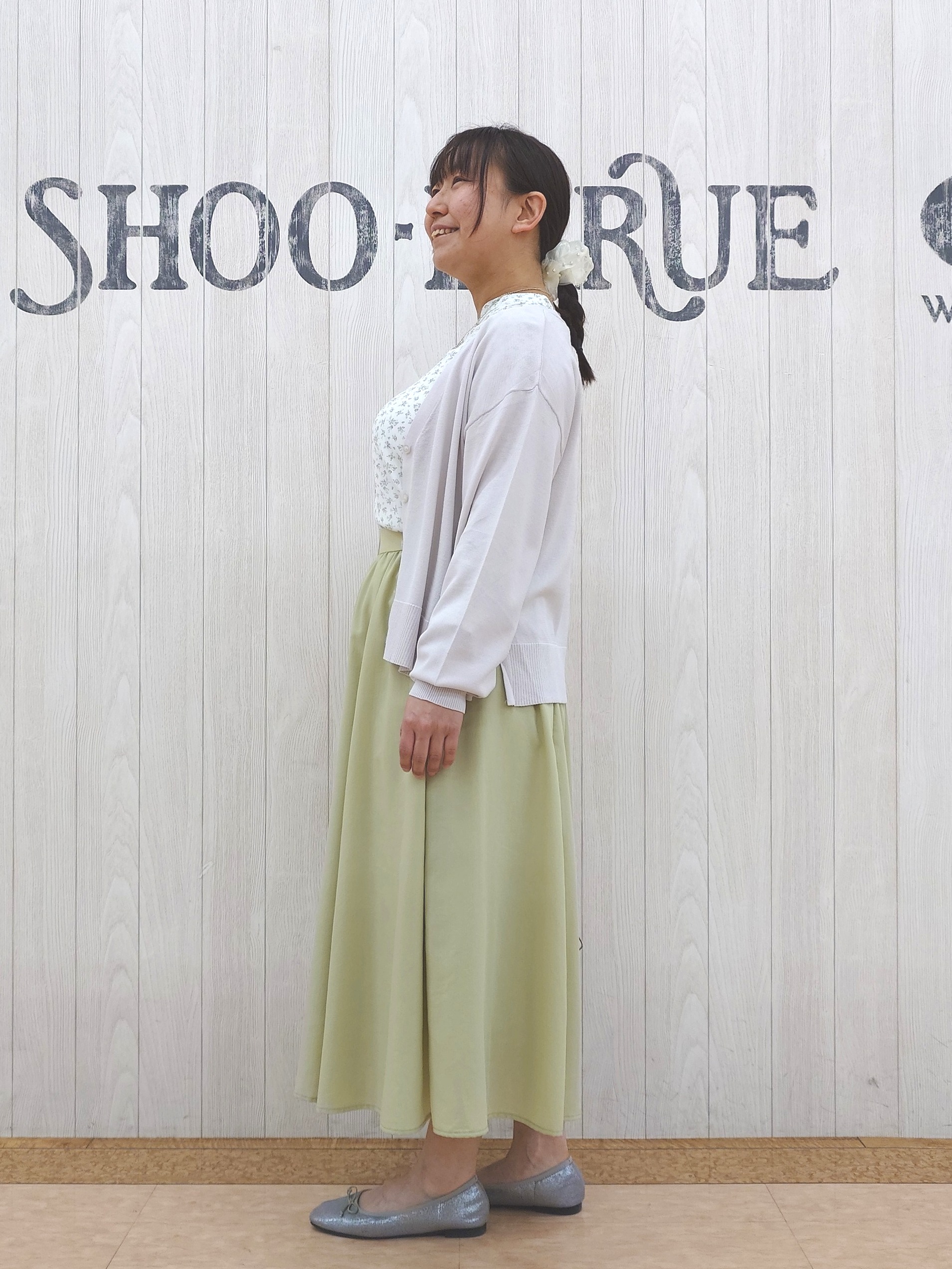 とろろさんの「SHOO･LA･RUE｜【洗濯機可/ひんやり/UV】さらっとしたタッチが心地よい ショート丈 Vネックカーディガン」を使ったコーディネート