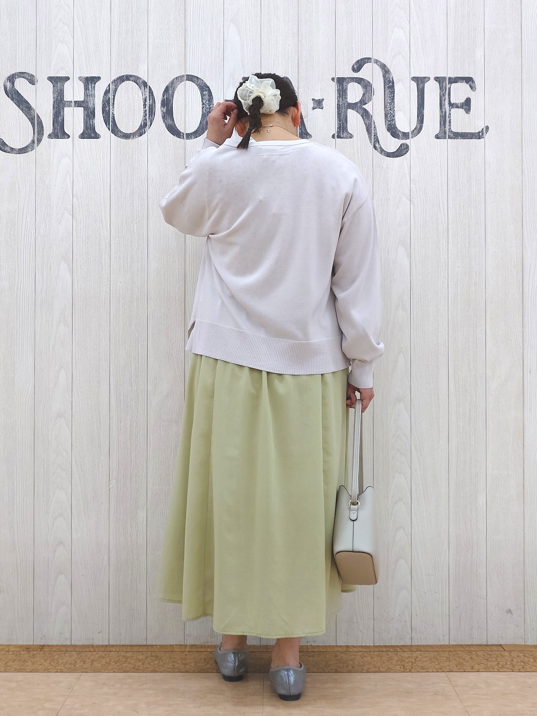 とろろさんの「SHOO･LA･RUE｜【洗濯機可/ひんやり/UV】さらっとしたタッチが心地よい ショート丈 Vネックカーディガン」を使ったコーディネート