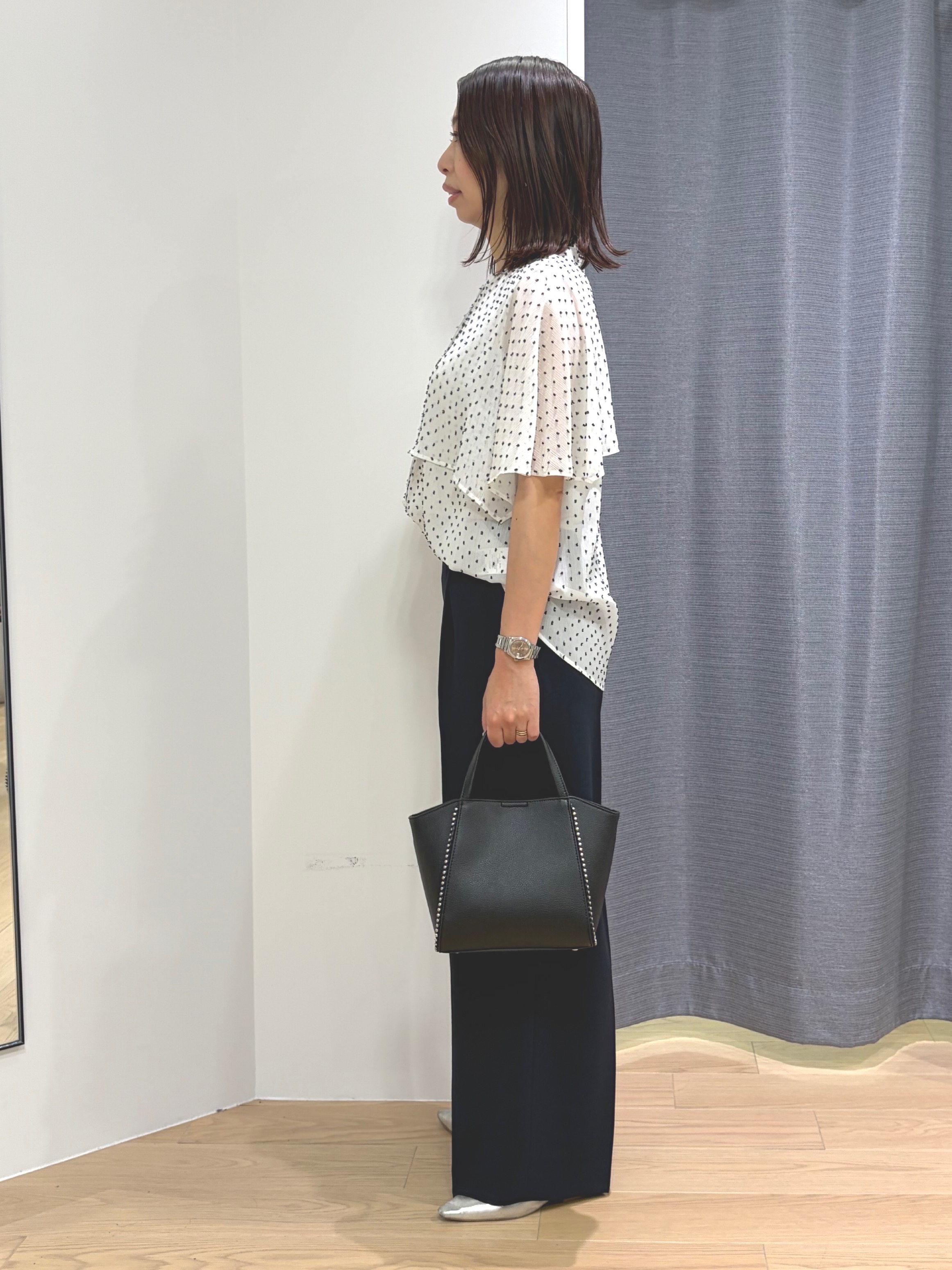 Mikoさんの「INDIVI｜【洗える／ドットモチーフ】ケープスリーブブラウス」を使ったコーディネート