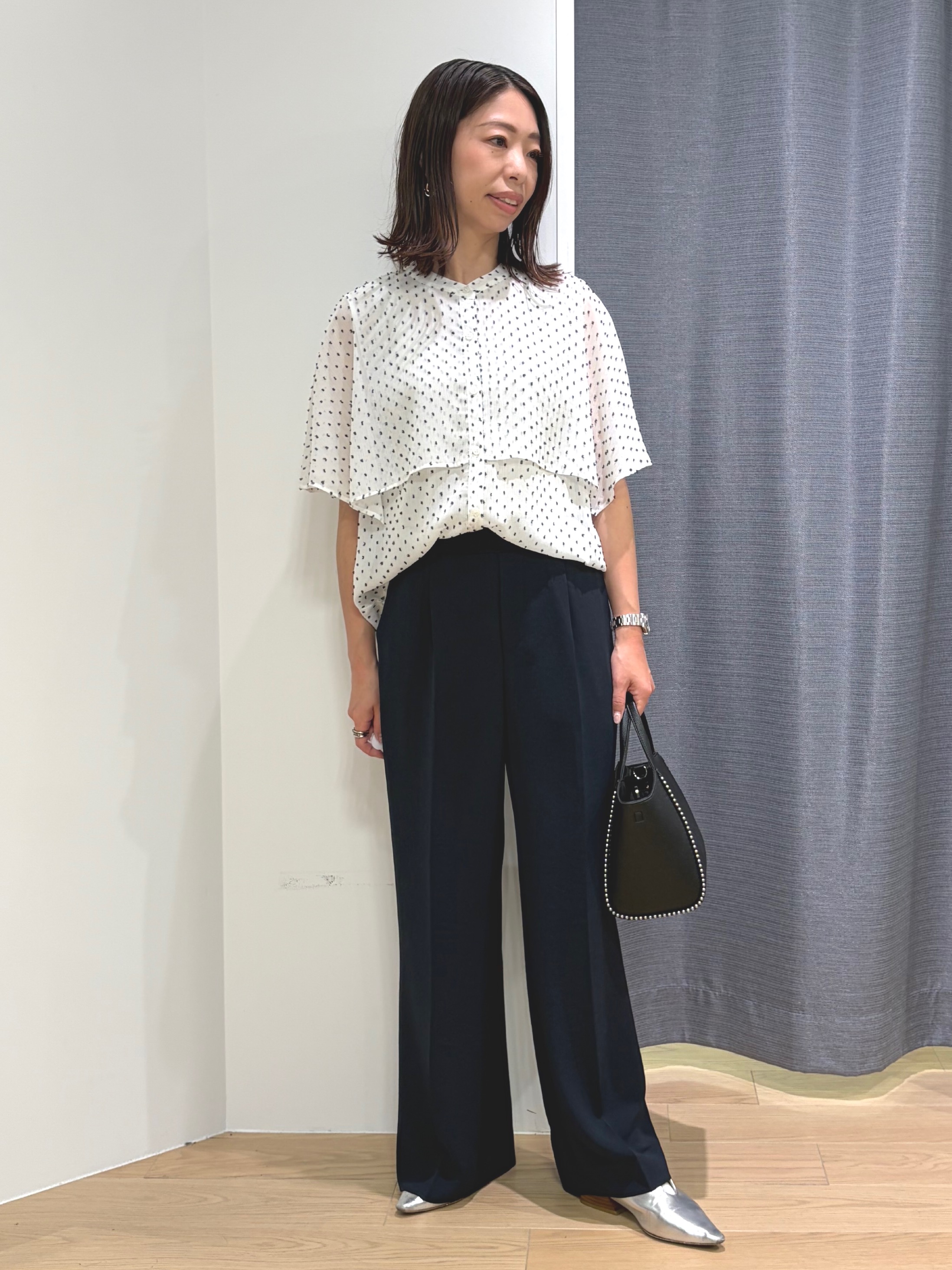 Mikoさんの「INDIVI｜【洗える／ドットモチーフ】ケープスリーブブラウス」を使ったコーディネート