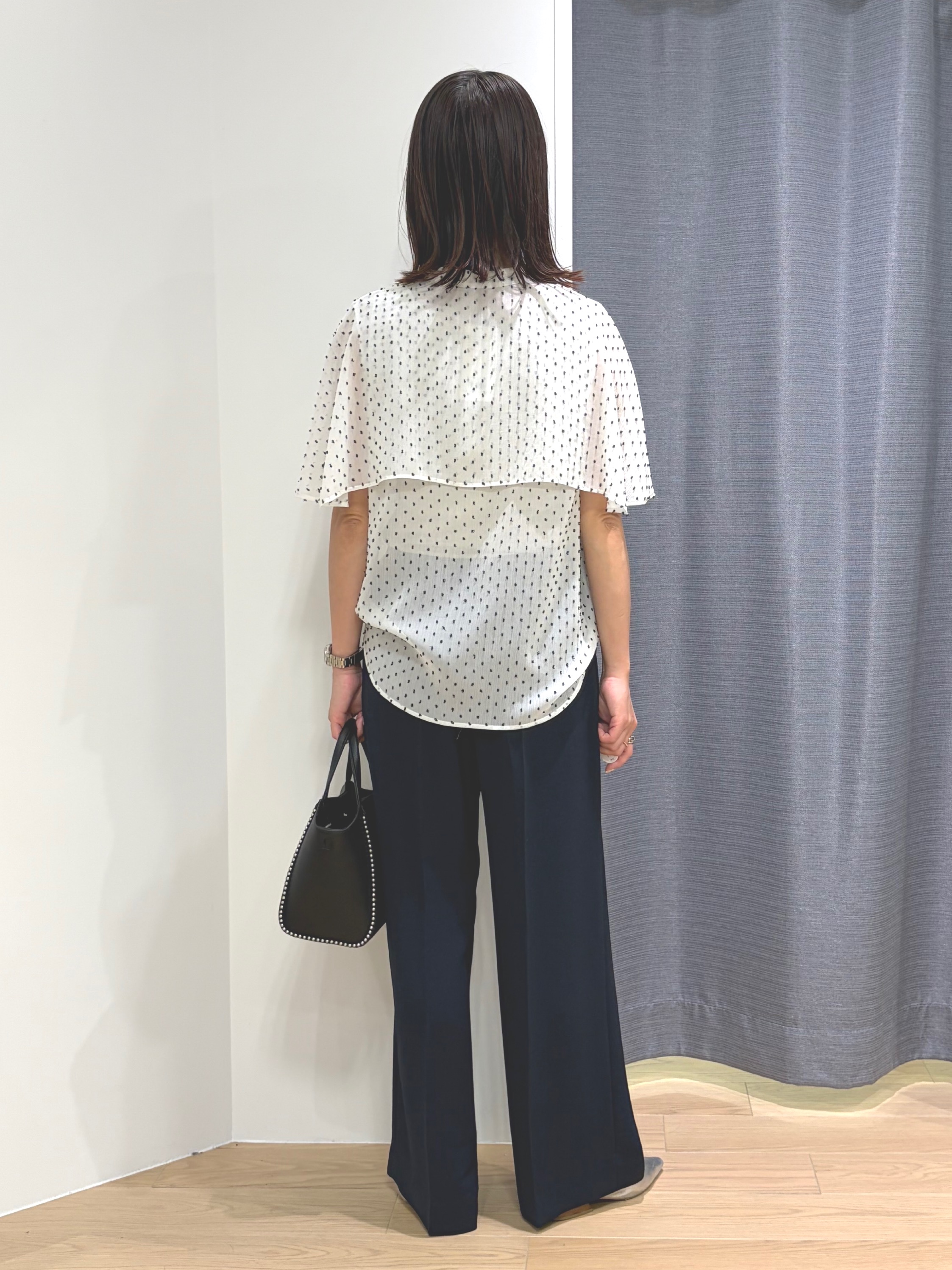 Mikoさんの「INDIVI｜【洗える／ドットモチーフ】ケープスリーブブラウス」を使ったコーディネート