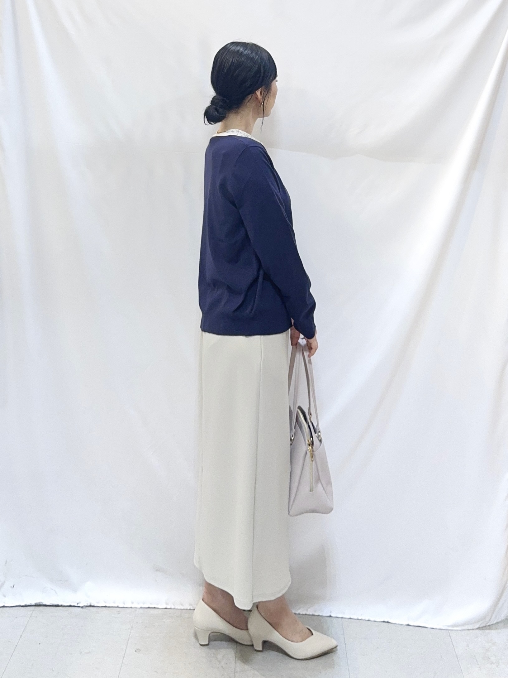 𝐇𝐢𝐫𝐨𝐦𝐢さんの「SHOO･LA･RUE｜【洗濯機可/S-LL/アンサンブル可】パールボタンが上品　華やぎ配色カーディガン」を使ったコーディネート