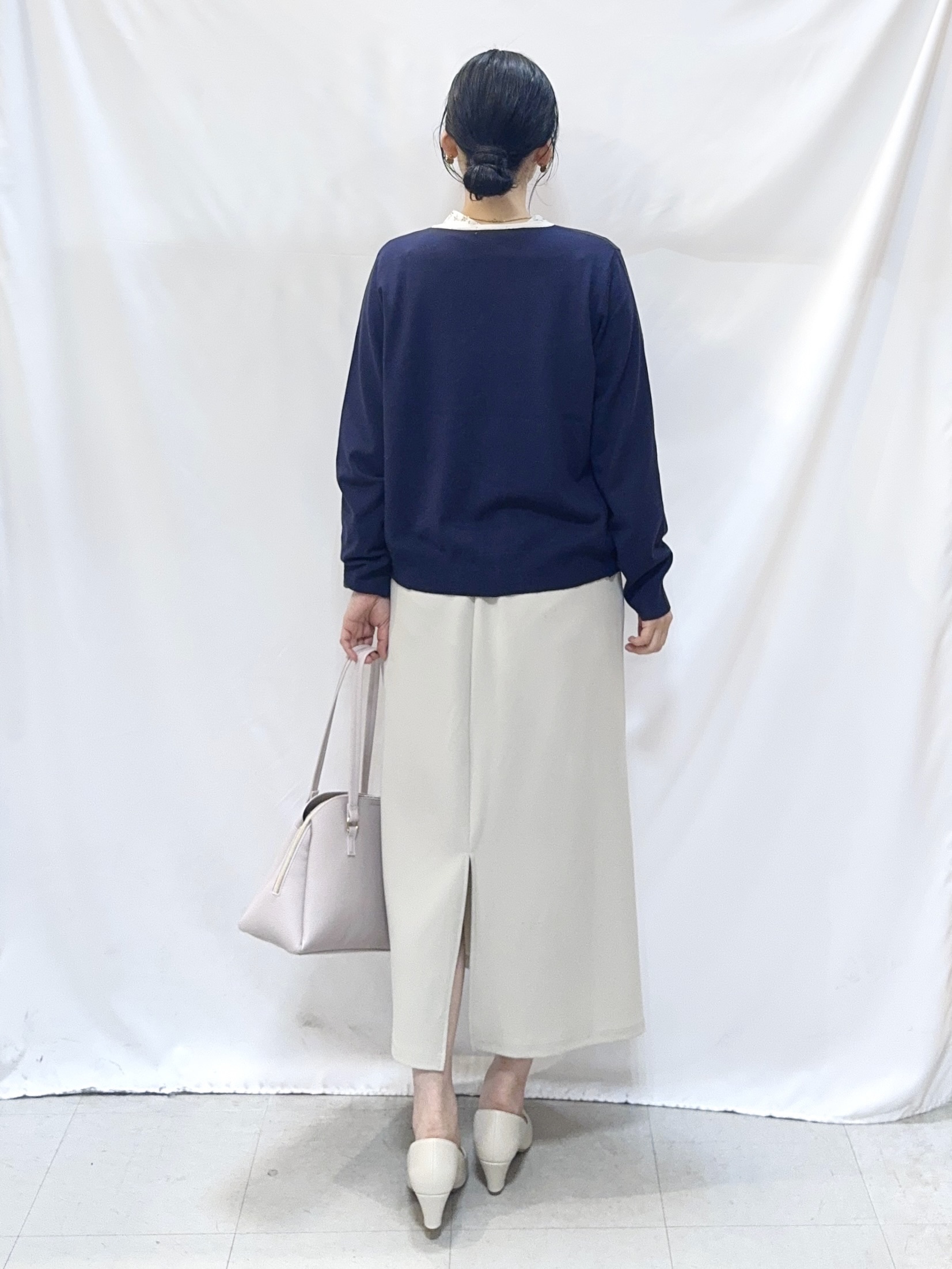 𝐇𝐢𝐫𝐨𝐦𝐢さんの「SHOO･LA･RUE｜【洗濯機可/S-LL/アンサンブル可】パールボタンが上品　華やぎ配色カーディガン」を使ったコーディネート