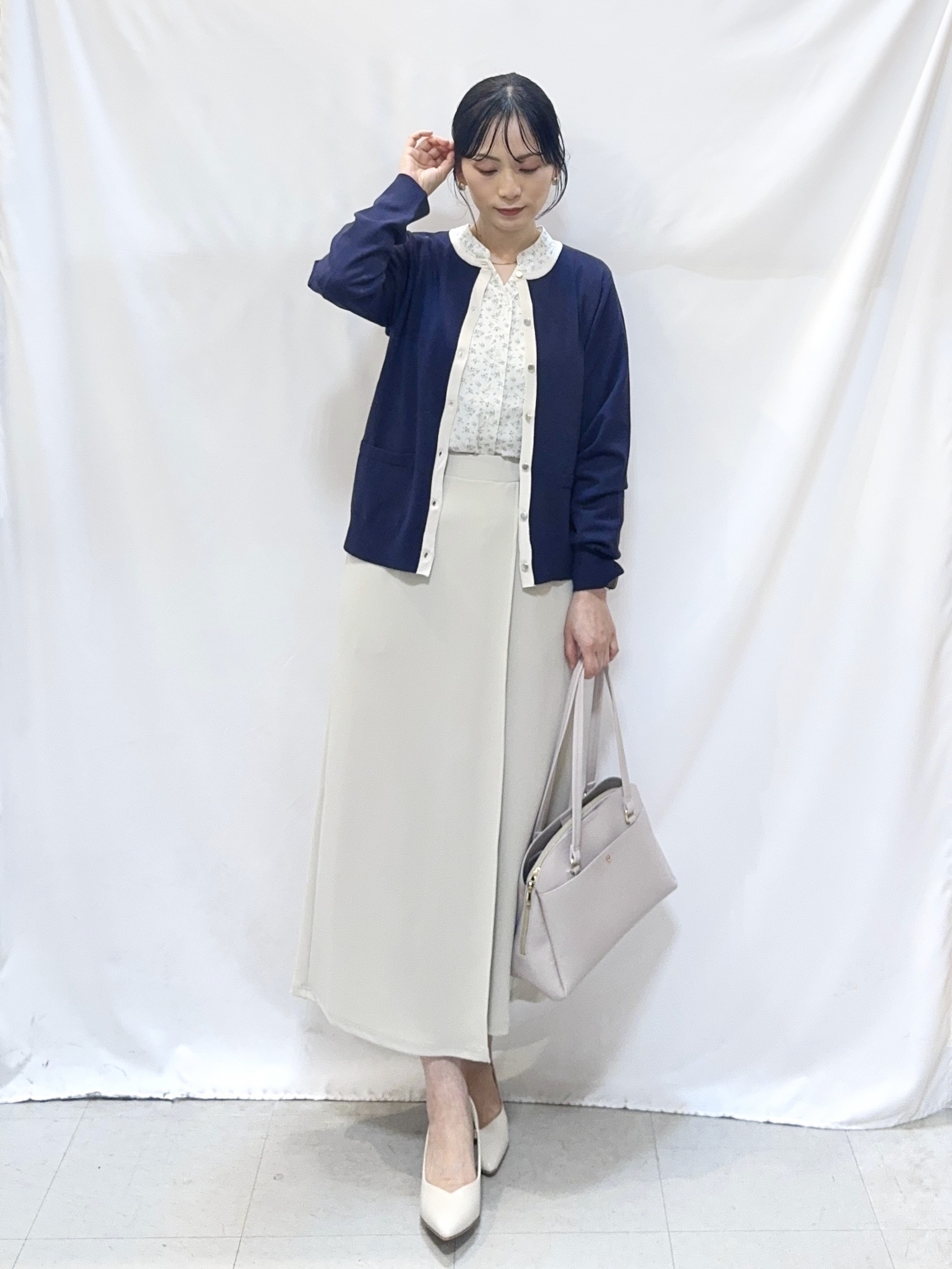 𝐇𝐢𝐫𝐨𝐦𝐢さんの「SHOO･LA･RUE｜【洗濯機可/S-LL/アンサンブル可】パールボタンが上品　華やぎ配色カーディガン」を使ったコーディネート