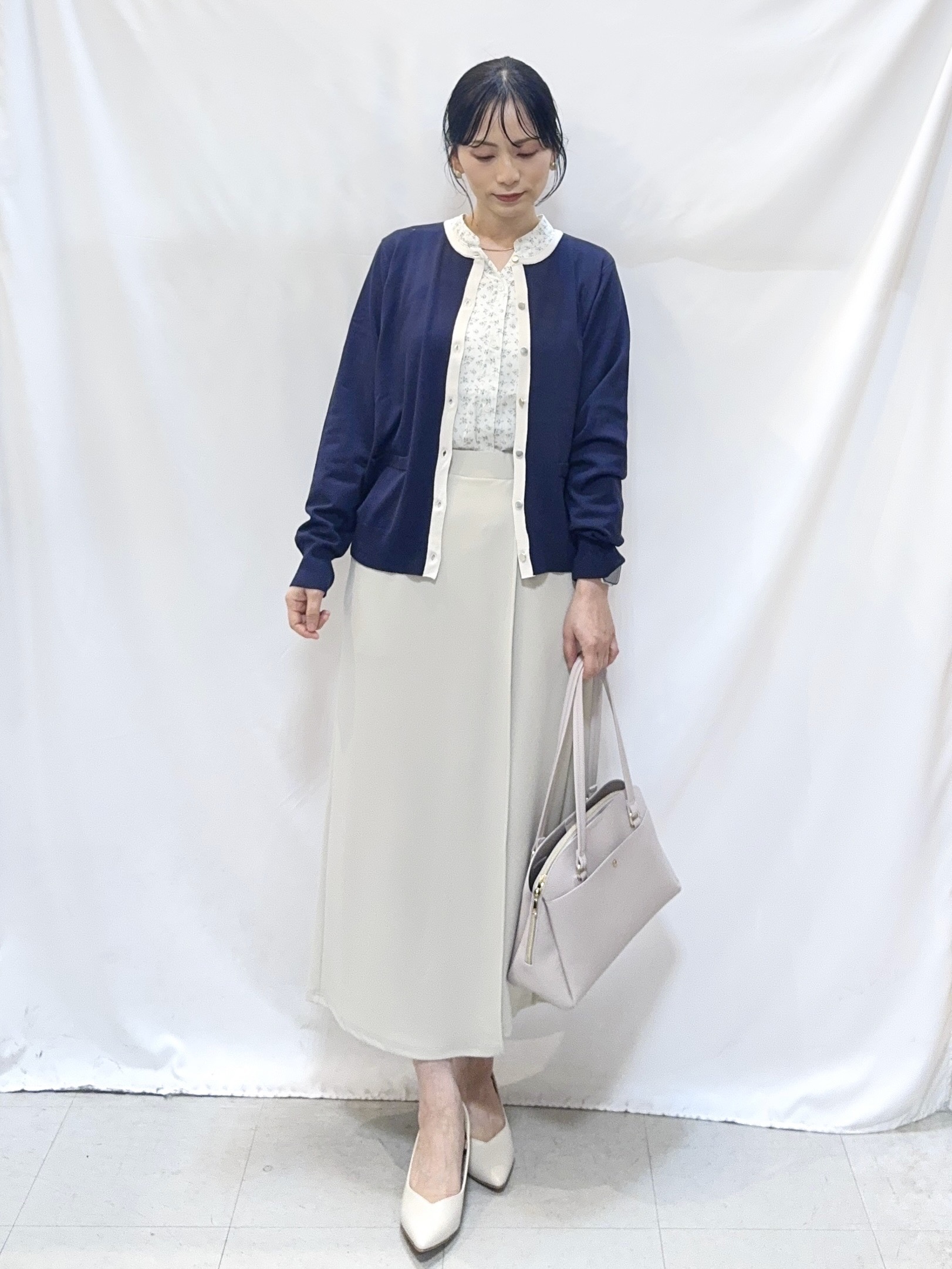 𝐇𝐢𝐫𝐨𝐦𝐢さんの「SHOO･LA･RUE｜【洗濯機可/S-LL/アンサンブル可】パールボタンが上品　華やぎ配色カーディガン」を使ったコーディネート