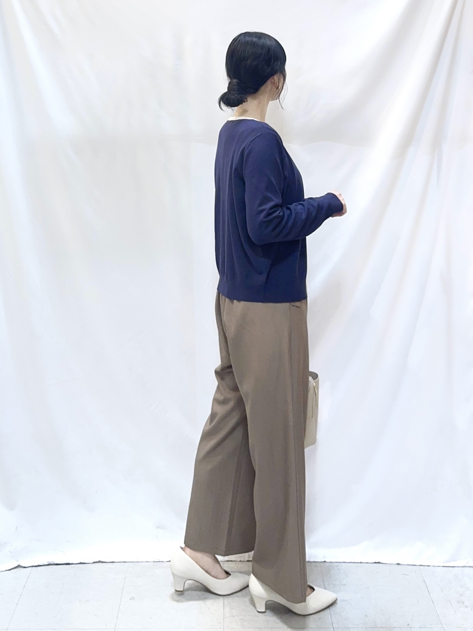 𝐇𝐢𝐫𝐨𝐦𝐢さんの「SHOO･LA･RUE｜【洗濯機可/S-LL/アンサンブル可】パールボタンが上品　華やぎ配色カーディガン」を使ったコーディネート