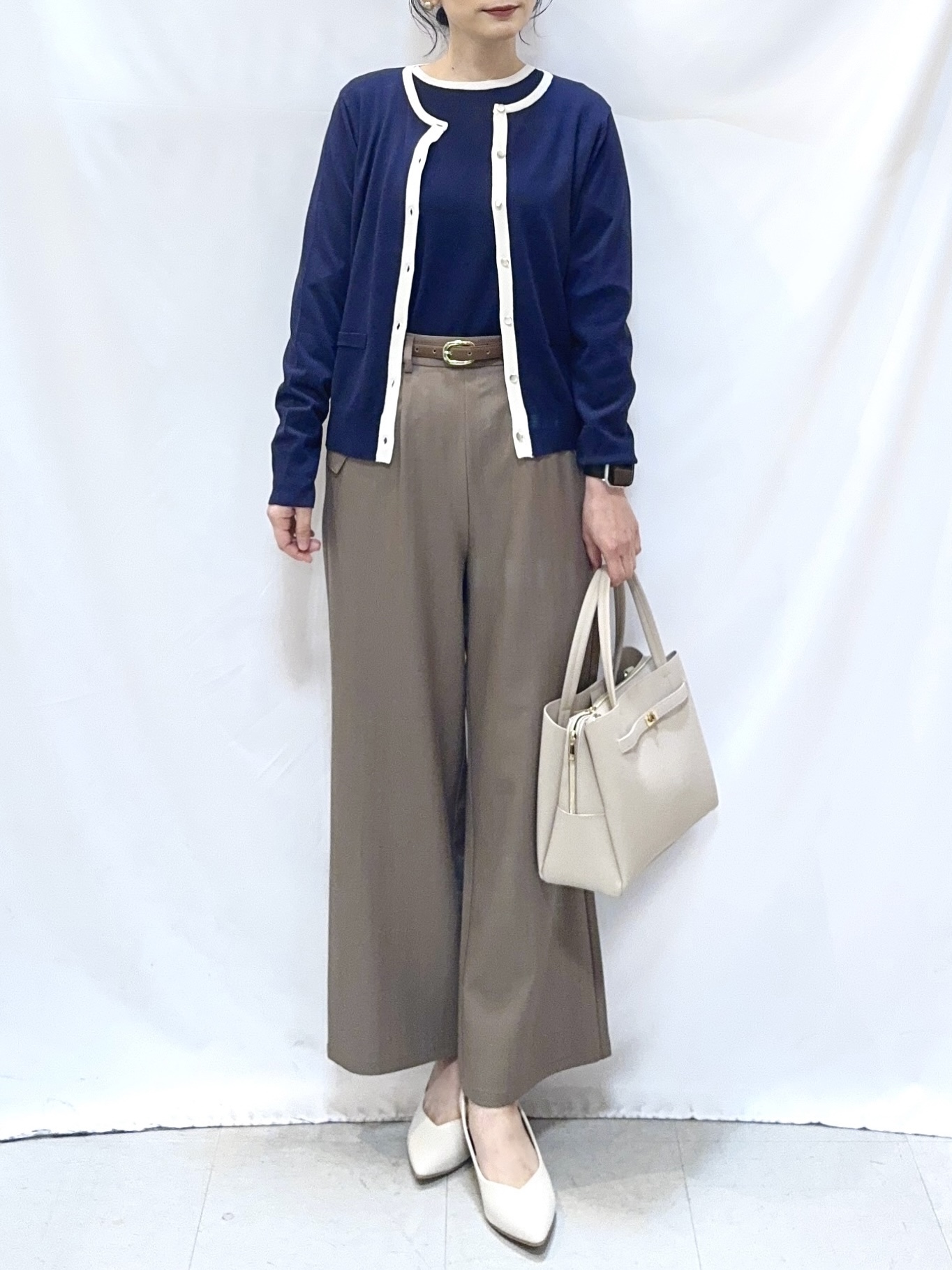 𝐇𝐢𝐫𝐨𝐦𝐢さんの「SHOO･LA･RUE｜【洗濯機可/S-LL/アンサンブル可】パールボタンが上品　華やぎ配色カーディガン」を使ったコーディネート