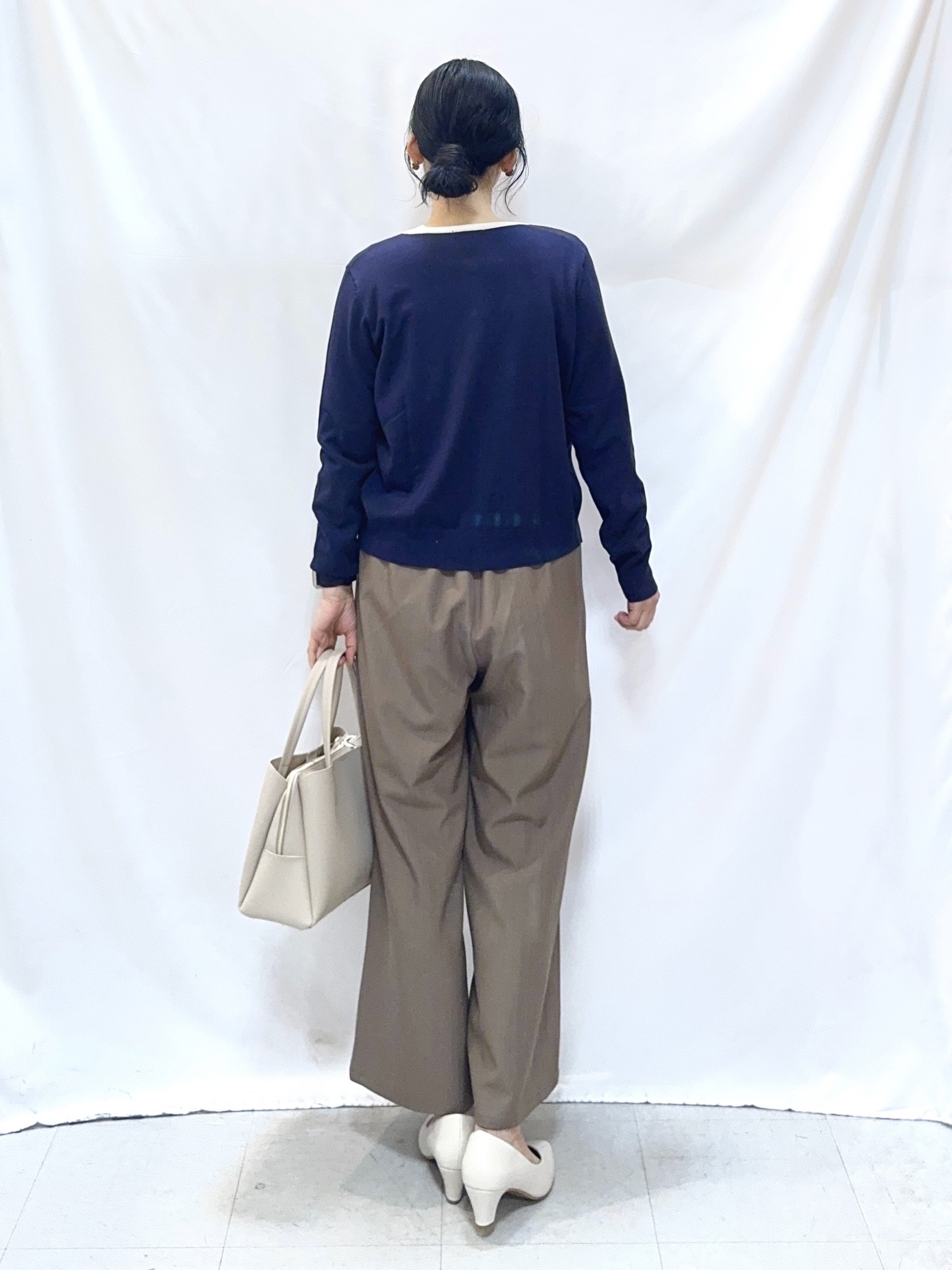 𝐇𝐢𝐫𝐨𝐦𝐢さんの「SHOO･LA･RUE｜【洗濯機可/S-LL/アンサンブル可】パールボタンが上品　華やぎ配色カーディガン」を使ったコーディネート