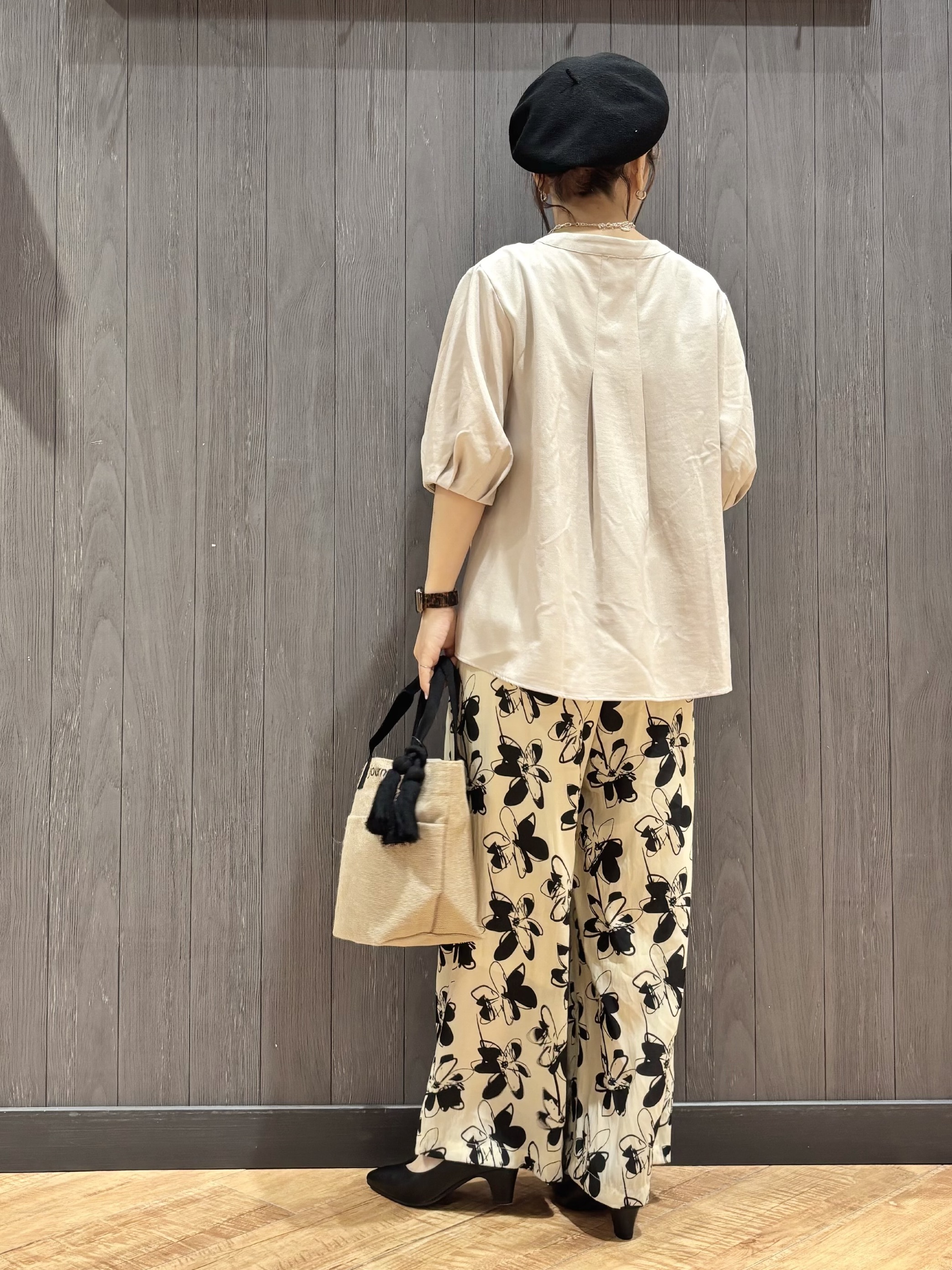meiさんの「SHOO･LA･RUE｜【高レビュー/洗濯後しわになりにくい/インせず着られる】自然に体型カバー 麻調ペプラムブラウス」を使ったコーディネート
