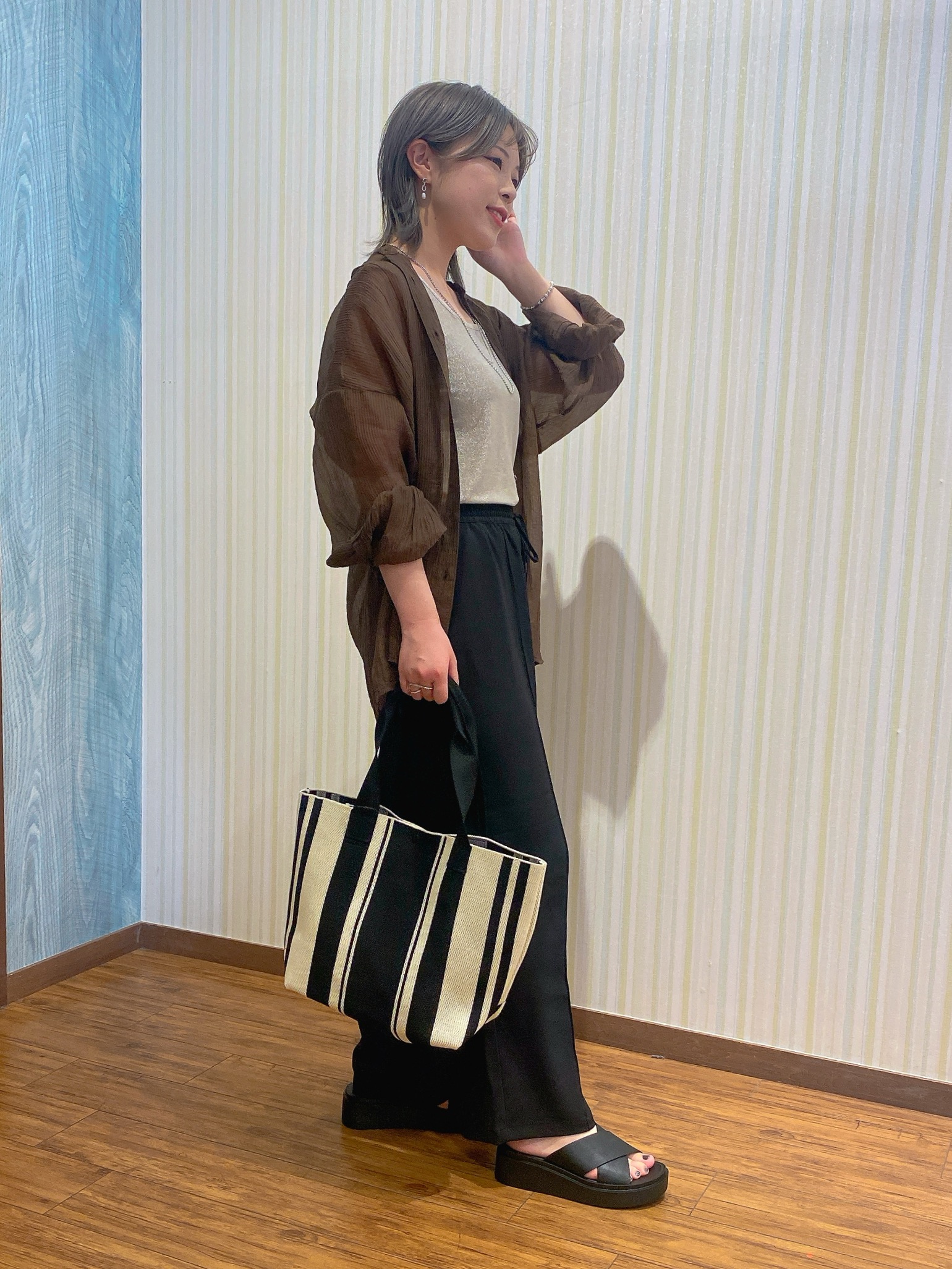 ayaさんの「SHOO･LA･RUE｜【S-LL】大人のシアー感 風合い楽しむバンドカラーシャツ」を使ったコーディネート