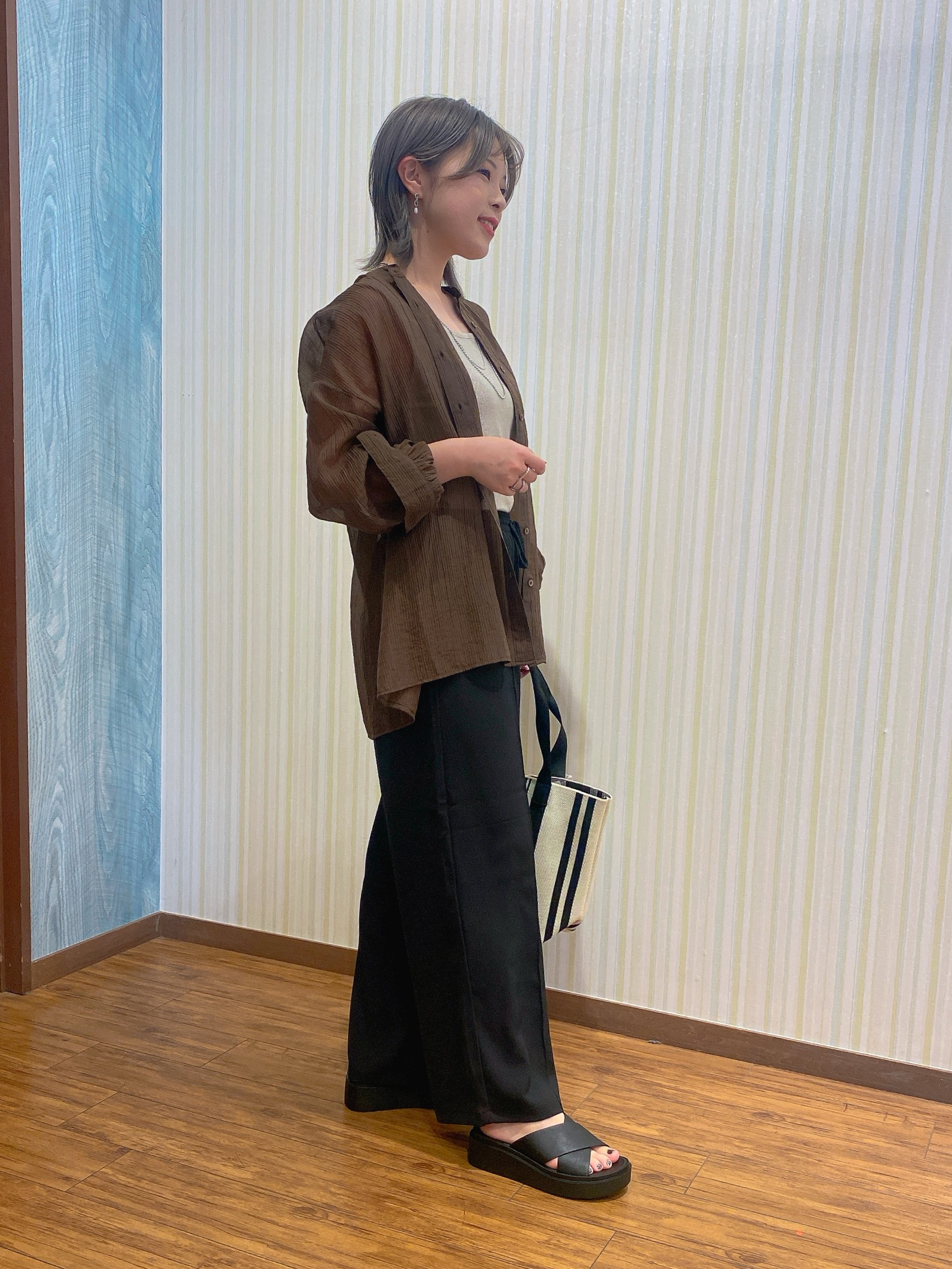 ayaさんの「SHOO･LA･RUE｜【S-LL】大人のシアー感 風合い楽しむバンドカラーシャツ」を使ったコーディネート