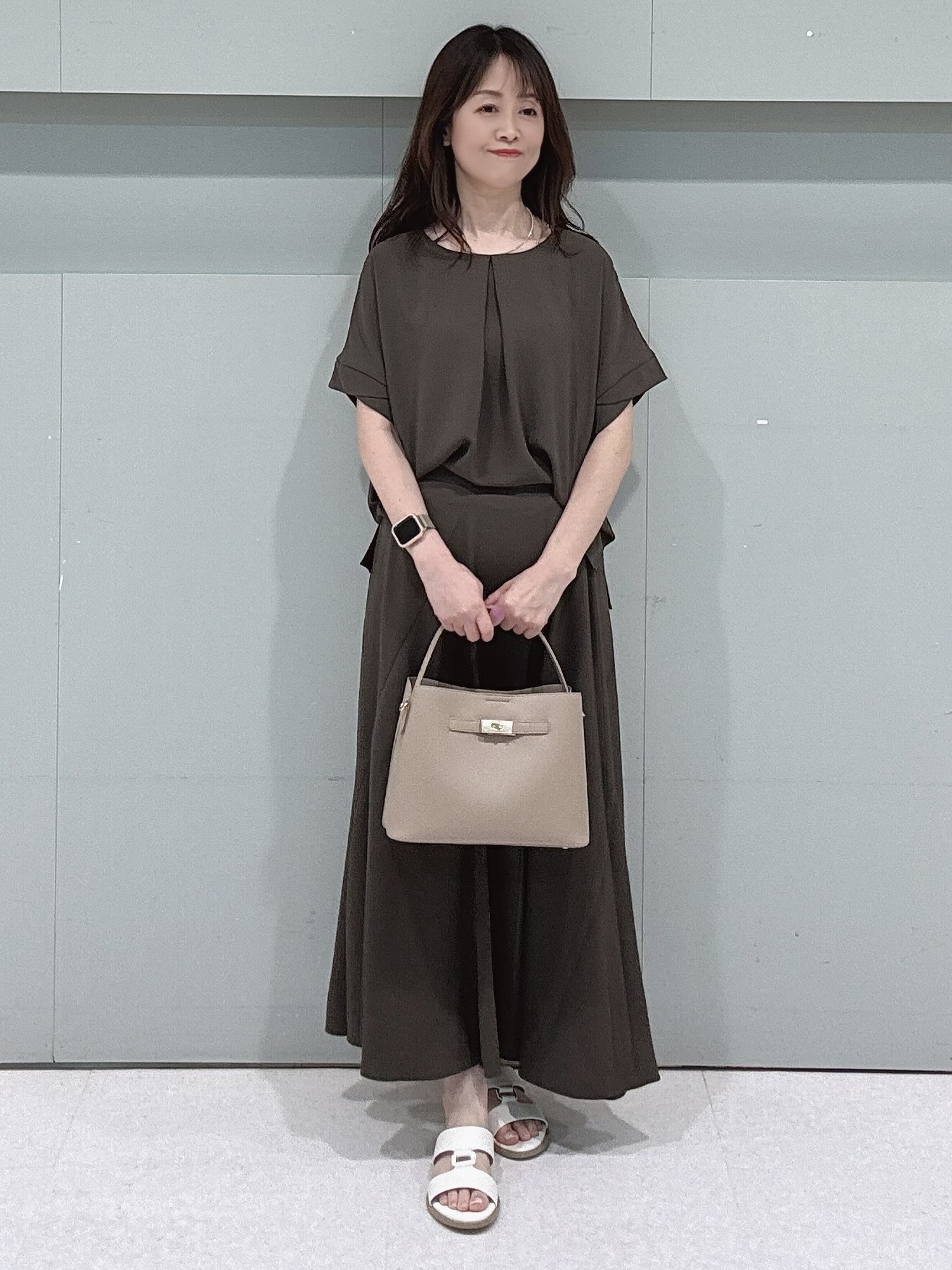 makiさんの「UNTITLED｜【前後2WAY/はっ水/セットアップ可】リラクシーフレンチスリーブブラウス」を使ったコーディネート