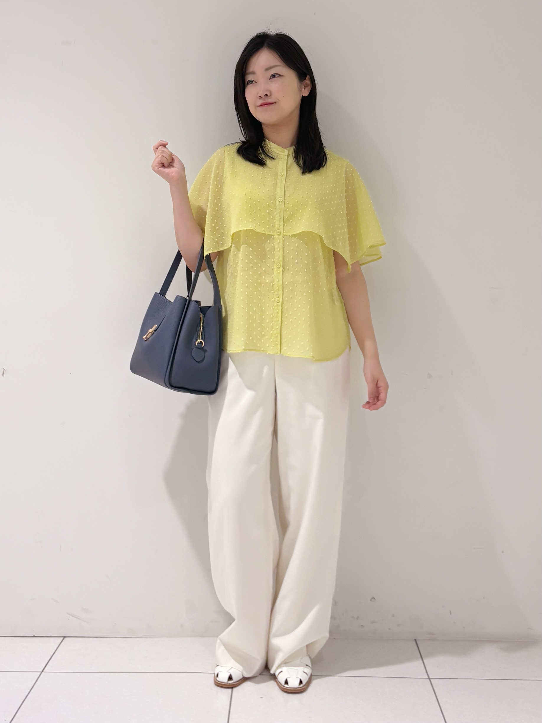 momokoさんの「INDIVI｜【洗える／ドットモチーフ】ケープスリーブブラウス」を使ったコーディネート
