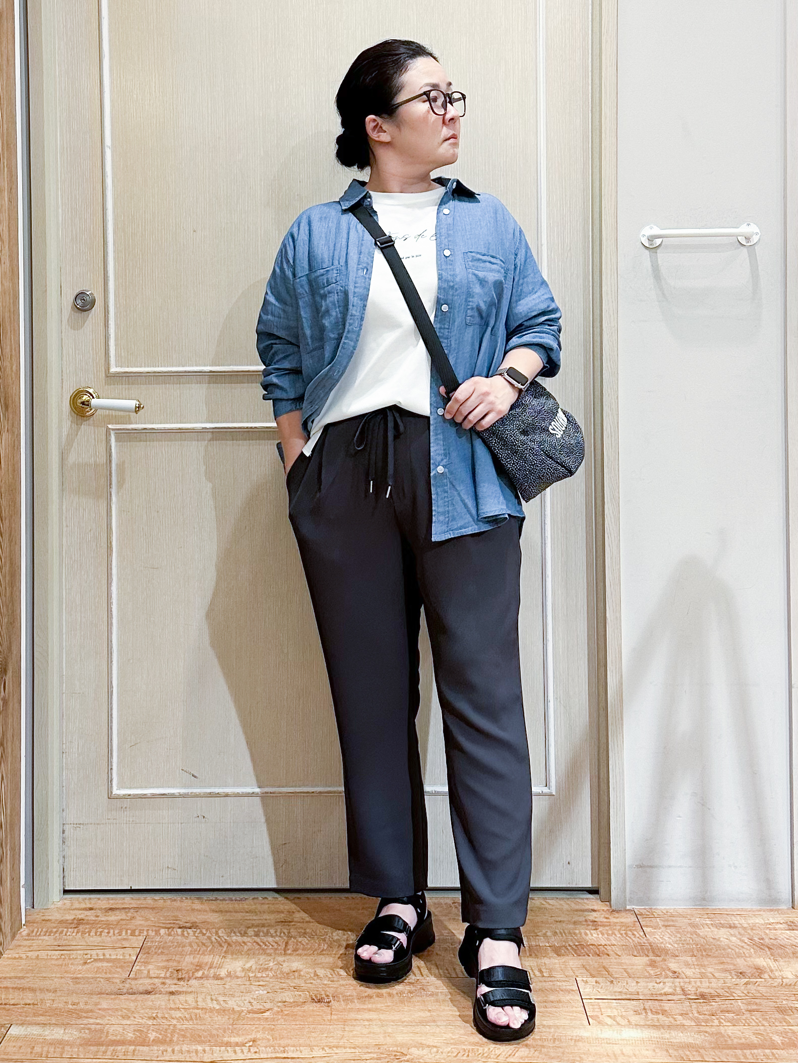 umeさんの「SHOO･LA･RUE｜【綿100%/UV/S-LL/体型カバー】優しく透ける 柔らかシアーデニムシャツ」を使ったコーディネート