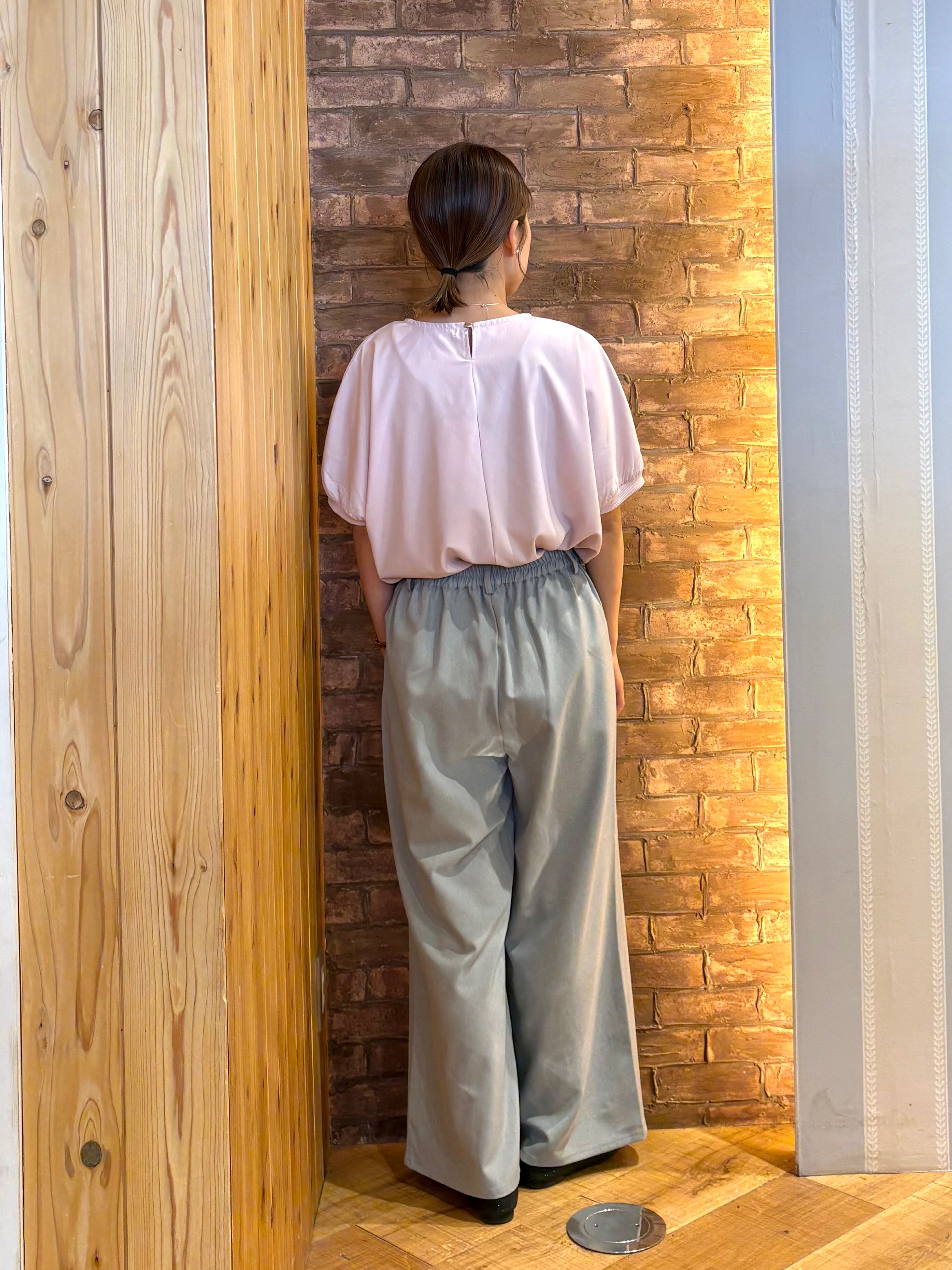 mieさんの「SHOO･LA･RUE｜【ひんやり/洗濯後しわになりにくい】インせず着られる さらっとタッチのドルマンブラウス」を使ったコーディネート