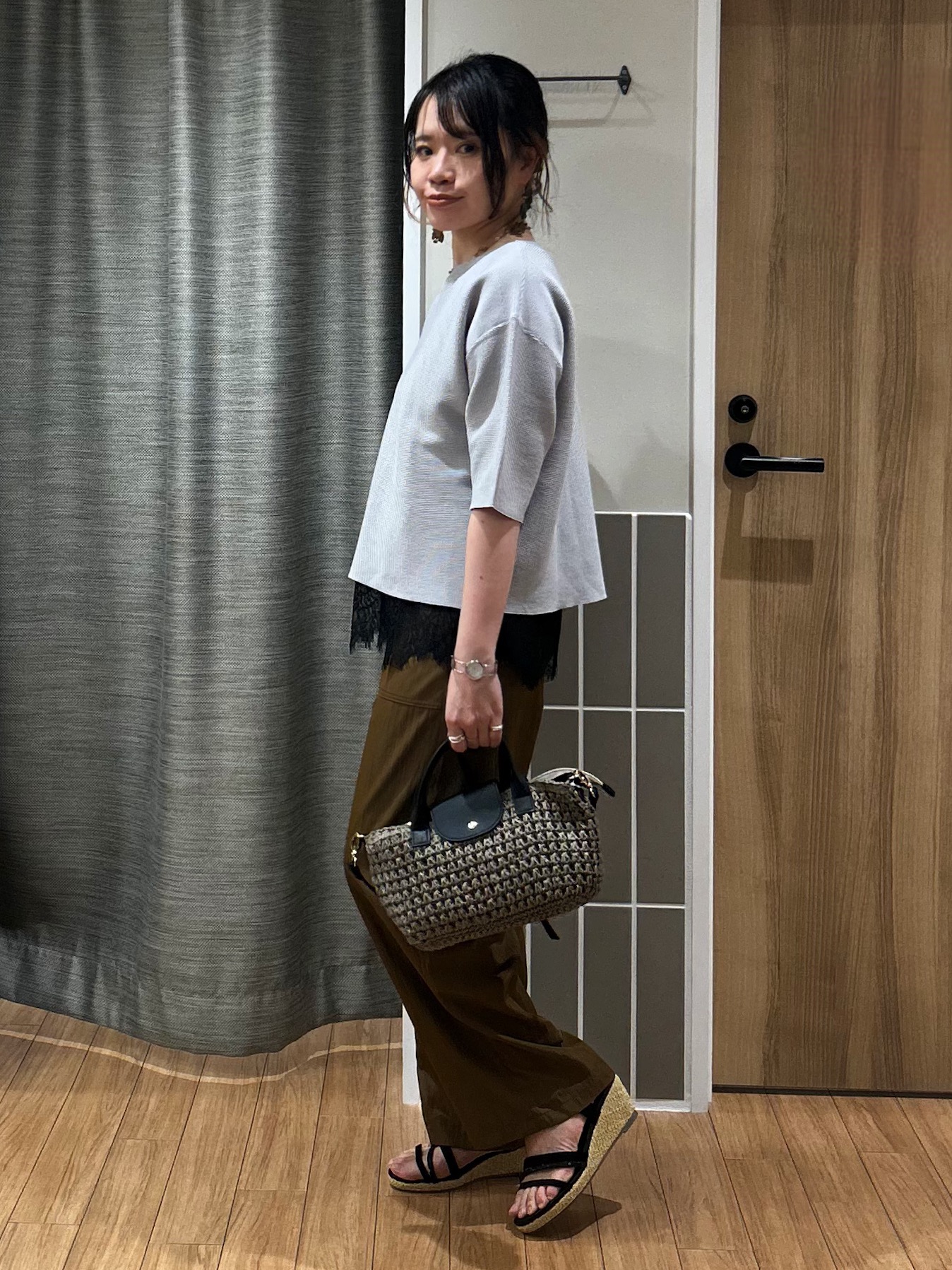 よっしーさんの「grove｜【貴島明日香さん着用／洗濯機OK】レイヤードにもおすすめ、軽やかクロップドニット」を使ったコーディネート