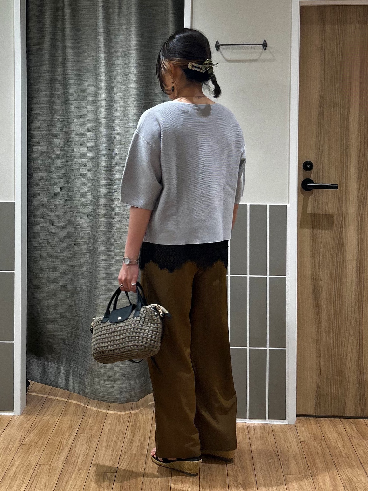 よっしーさんの「grove｜【貴島明日香さん着用／洗濯機OK】レイヤードにもおすすめ、軽やかクロップドニット」を使ったコーディネート