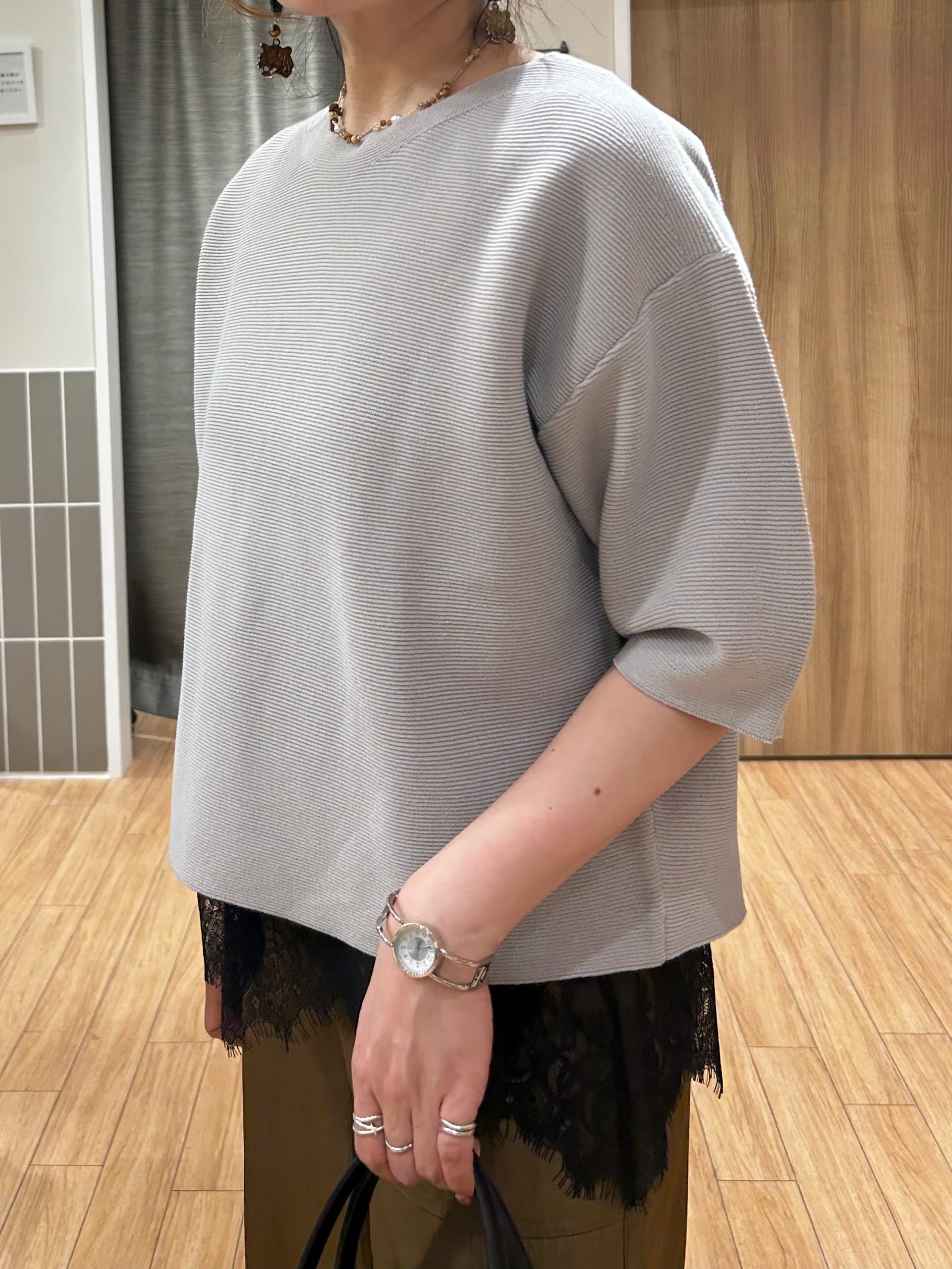 よっしーさんの「grove｜【貴島明日香さん着用／洗濯機OK】レイヤードにもおすすめ、軽やかクロップドニット」を使ったコーディネート
