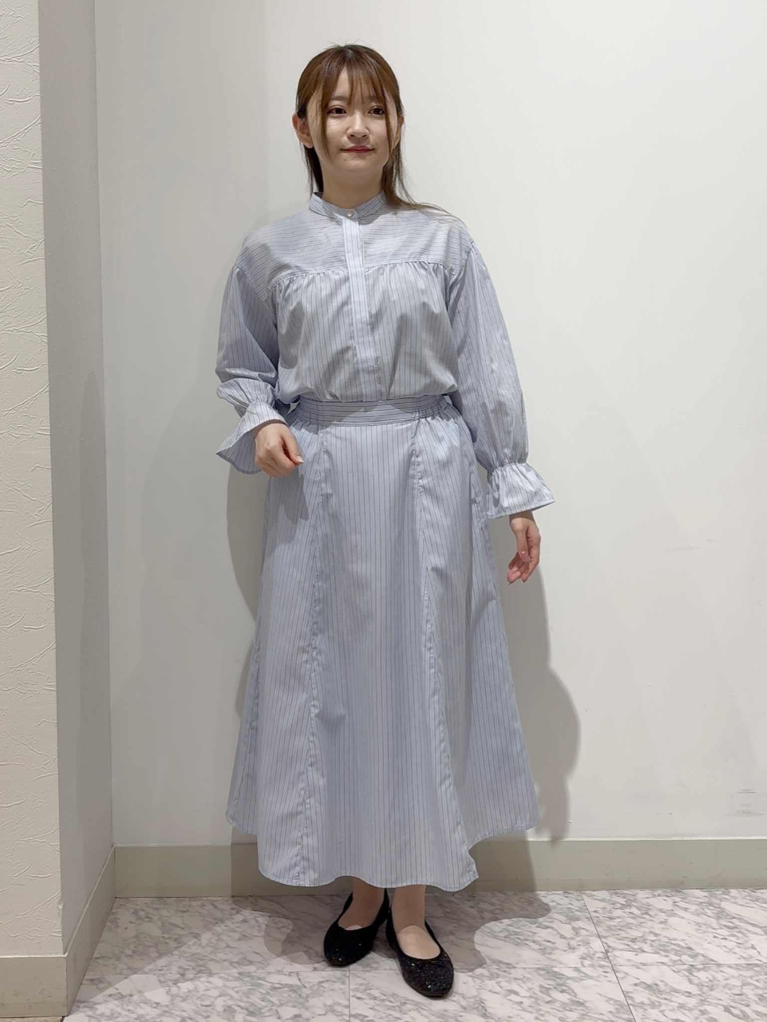 しかっちさんの「grove｜【貴島明日香さん着用／イージーケア／接触冷感】麻混スタンドギャザーシャツ」を使ったコーディネート