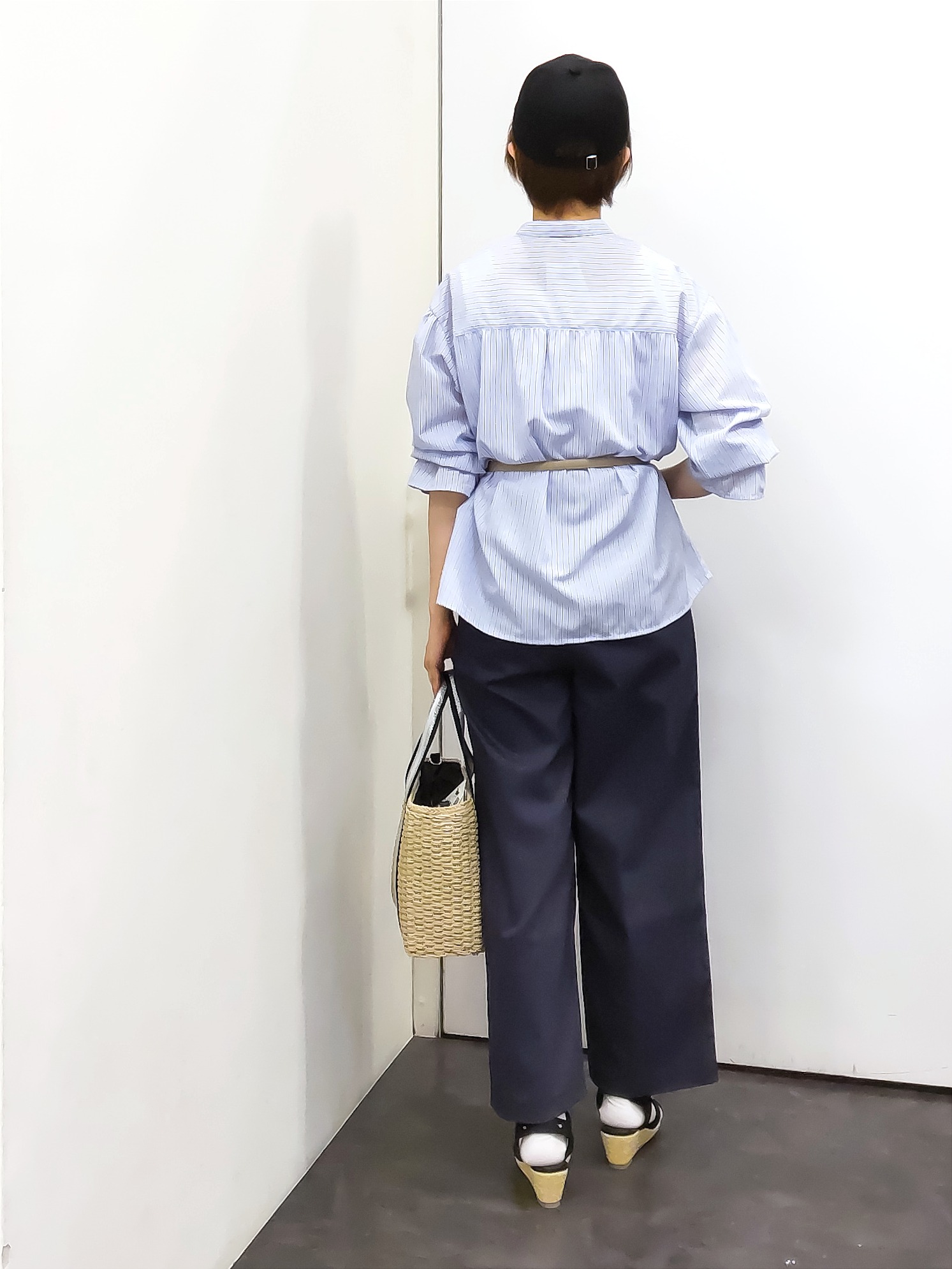 やまちゃんさんの「grove｜【貴島明日香さん着用／イージーケア／接触冷感】麻混スタンドギャザーシャツ」を使ったコーディネート