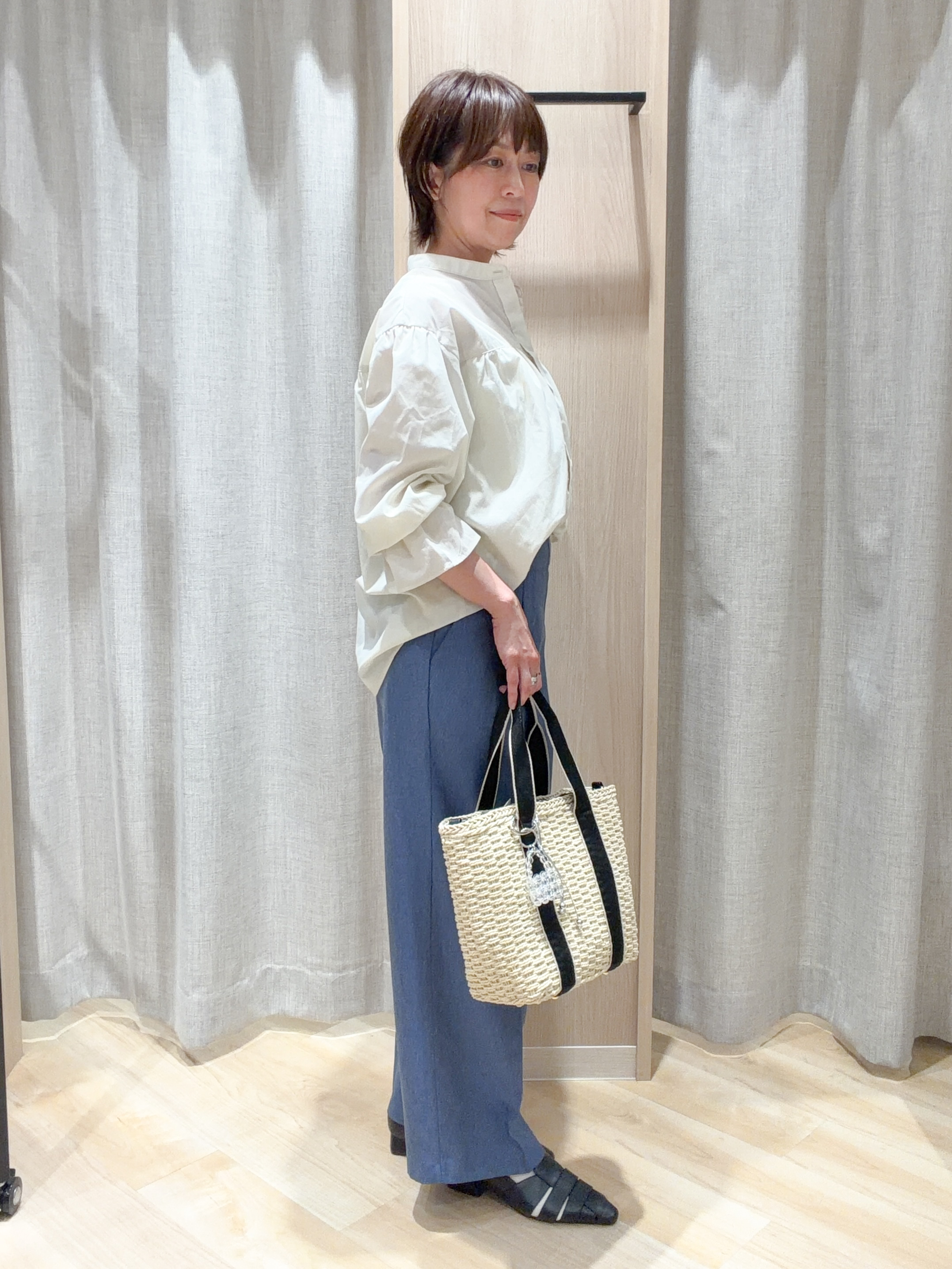 ヨッコさんの「grove｜【貴島明日香さん着用／イージーケア／接触冷感】麻混スタンドギャザーシャツ」を使ったコーディネート
