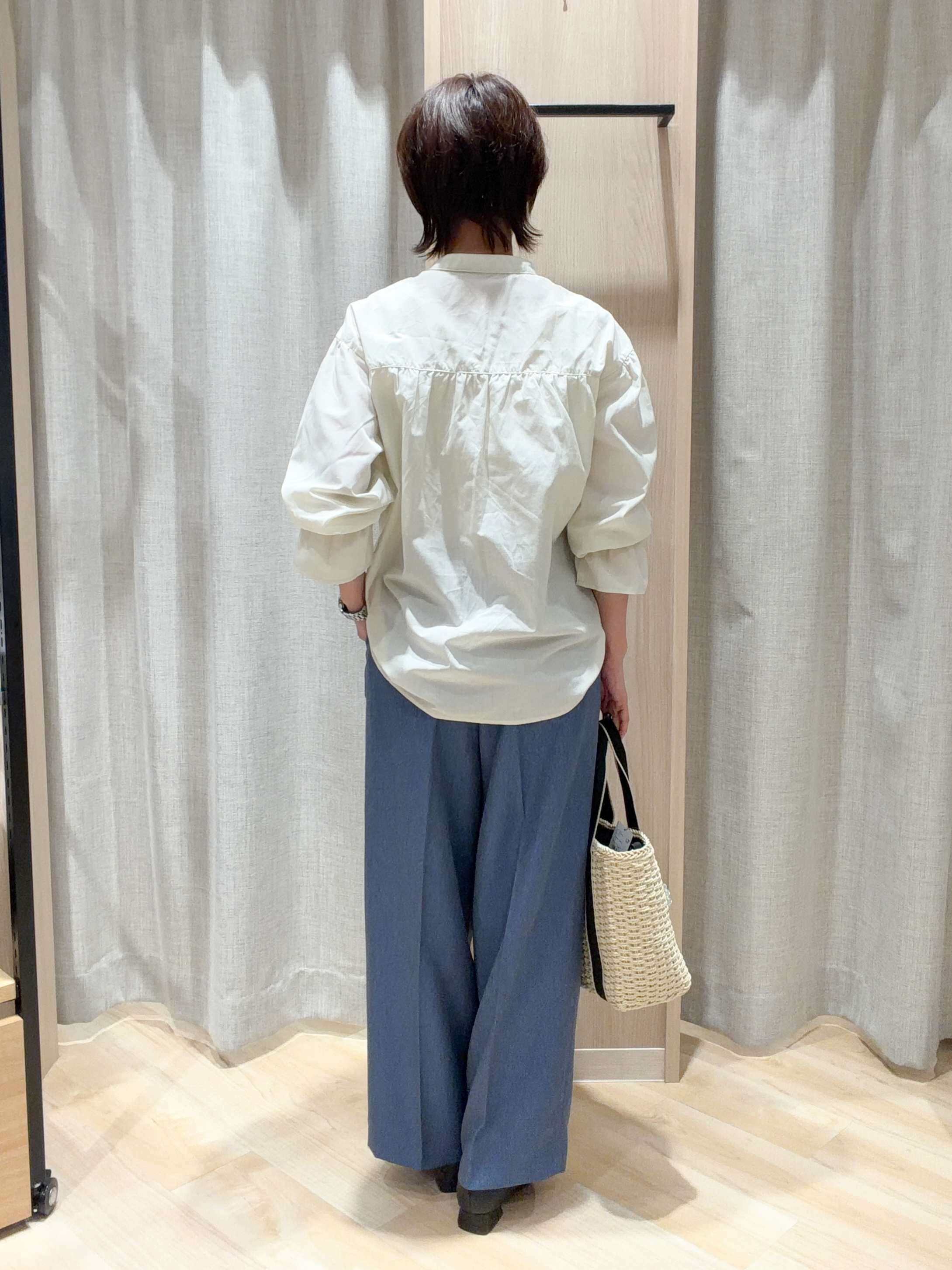ヨッコさんの「grove｜【貴島明日香さん着用／イージーケア／接触冷感】麻混スタンドギャザーシャツ」を使ったコーディネート
