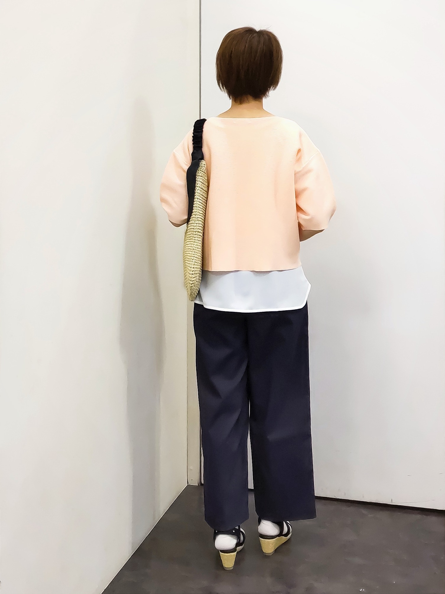 やまちゃんさんの「grove｜【貴島明日香さん着用／洗濯機OK】レイヤードにもおすすめ、軽やかクロップドニット」を使ったコーディネート