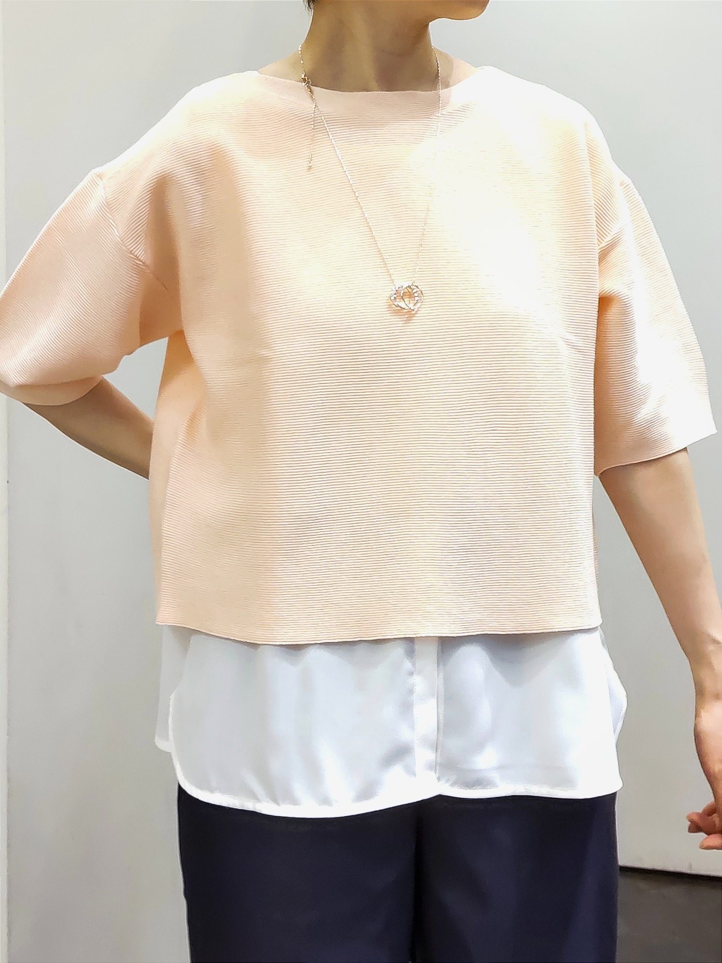 やまちゃんさんの「grove｜【貴島明日香さん着用／洗濯機OK】レイヤードにもおすすめ、軽やかクロップドニット」を使ったコーディネート