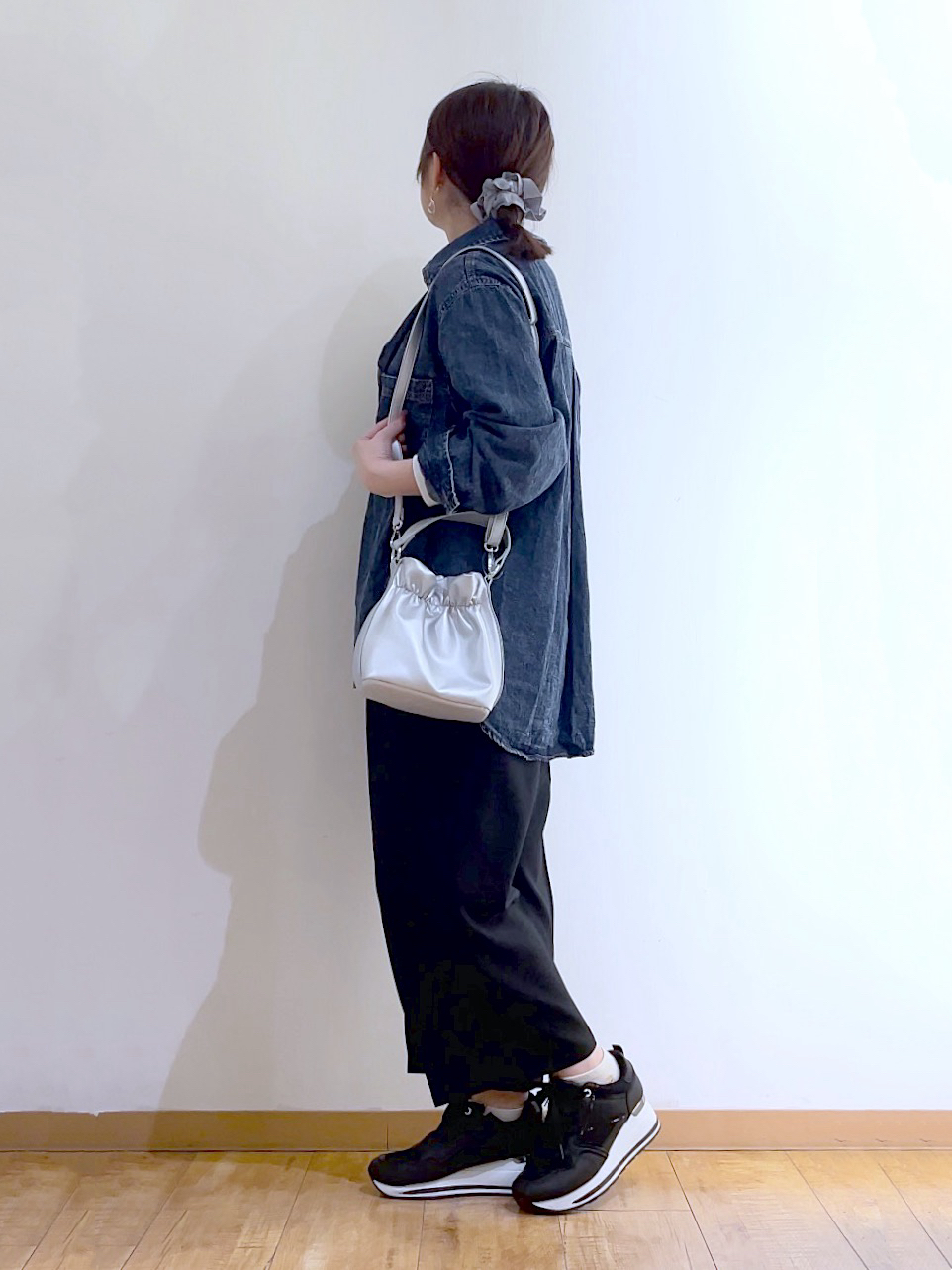 かのさんの「SHOO･LA･RUE｜【洗濯機可/体型カバー】こなれ感をプラスする ライトオンスデニムシャツ」を使ったコーディネート