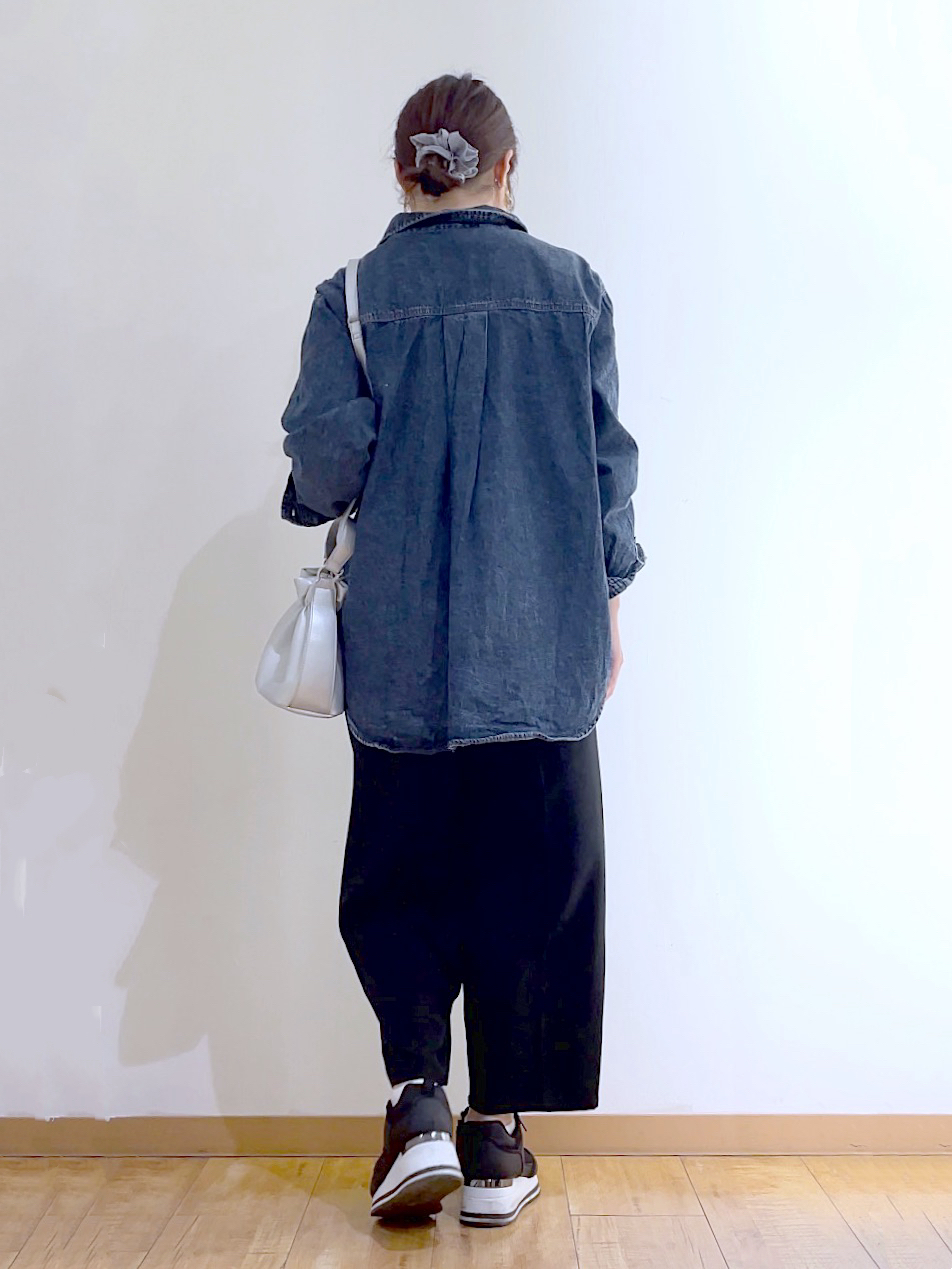 かのさんの「SHOO･LA･RUE｜【洗濯機可/体型カバー】こなれ感をプラスする ライトオンスデニムシャツ」を使ったコーディネート