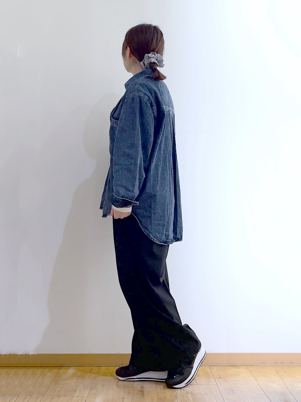 かのさんの「SHOO･LA･RUE｜【洗濯機可/体型カバー】こなれ感をプラスする ライトオンスデニムシャツ」を使ったコーディネート