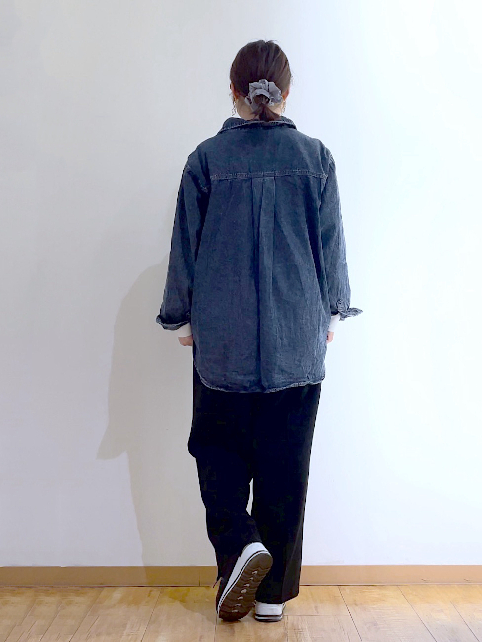かのさんの「SHOO･LA･RUE｜【洗濯機可/体型カバー】こなれ感をプラスする ライトオンスデニムシャツ」を使ったコーディネート