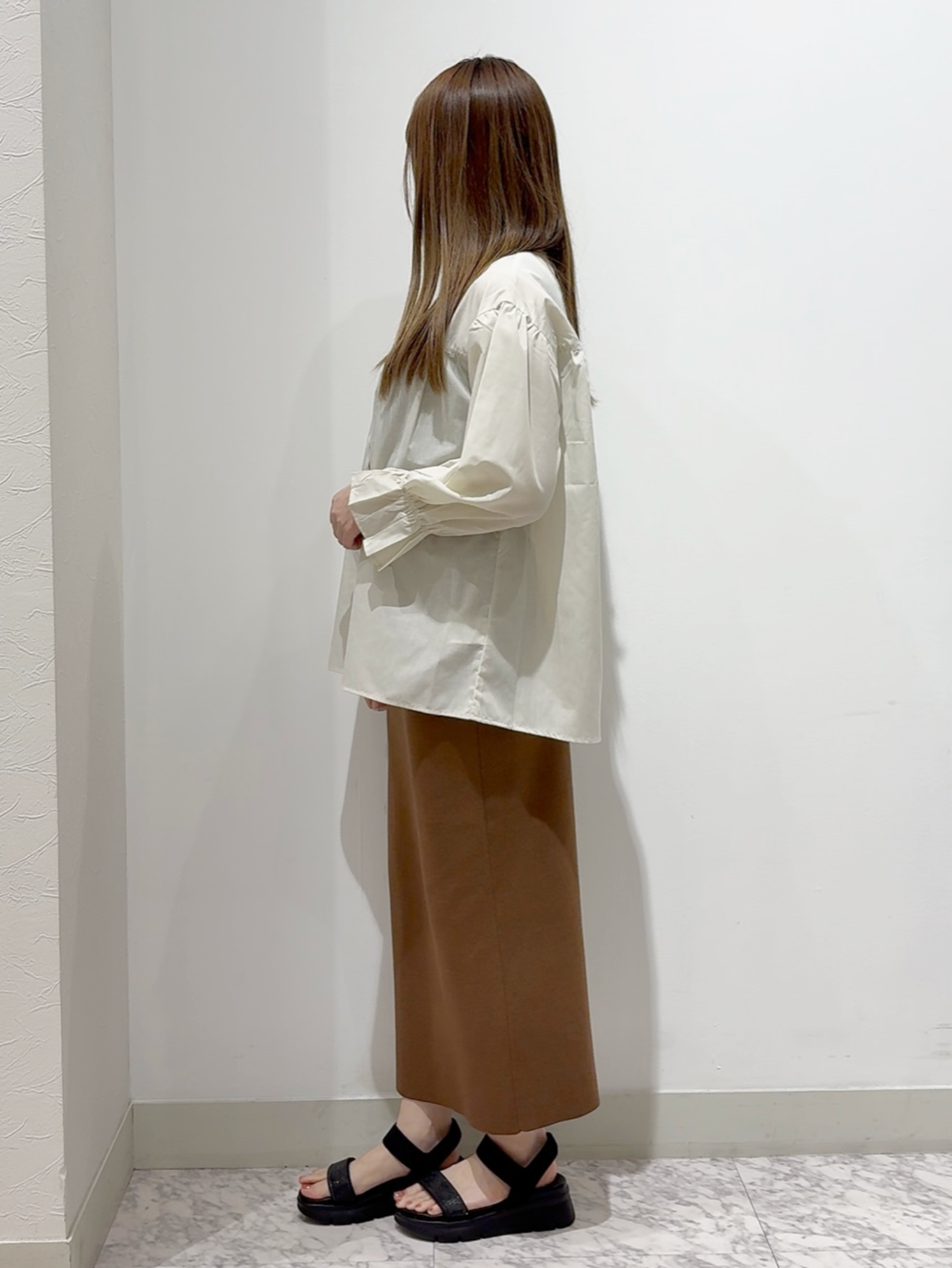 しかっちさんの「grove｜【貴島明日香さん着用／イージーケア／接触冷感】麻混スタンドギャザーシャツ」を使ったコーディネート