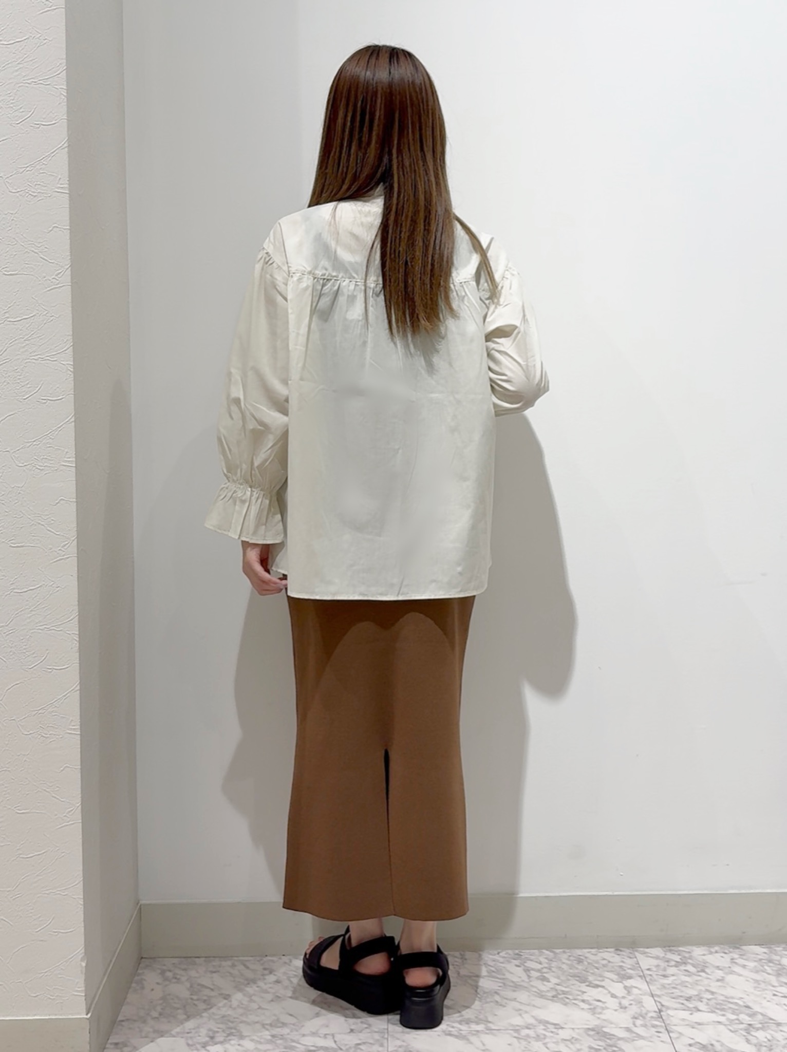 しかっちさんの「grove｜【貴島明日香さん着用／イージーケア／接触冷感】麻混スタンドギャザーシャツ」を使ったコーディネート