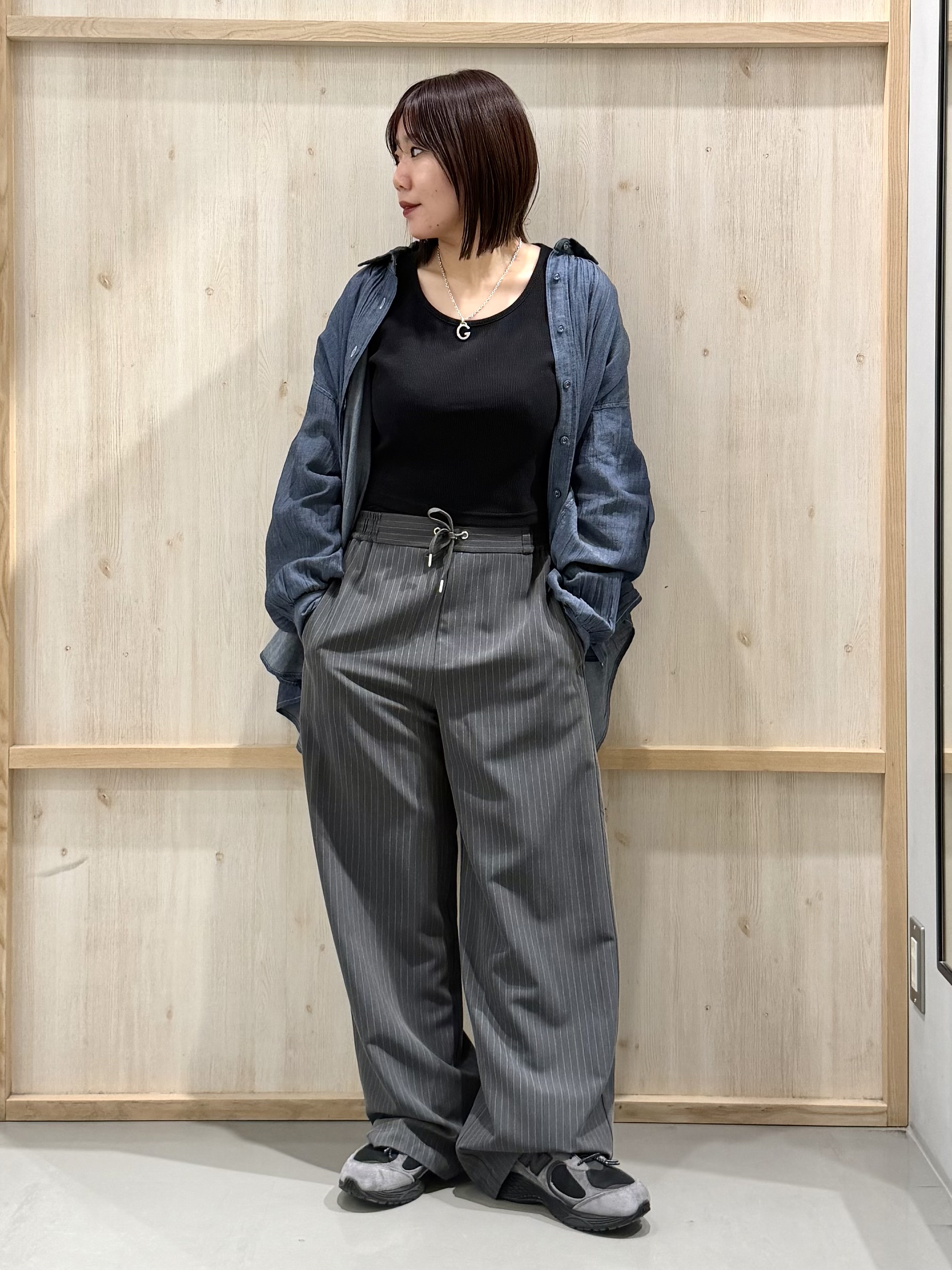 nanaさんの「THE SHOP TK｜軽やかでエアリー シアーデニムシャツ」を使ったコーディネート
