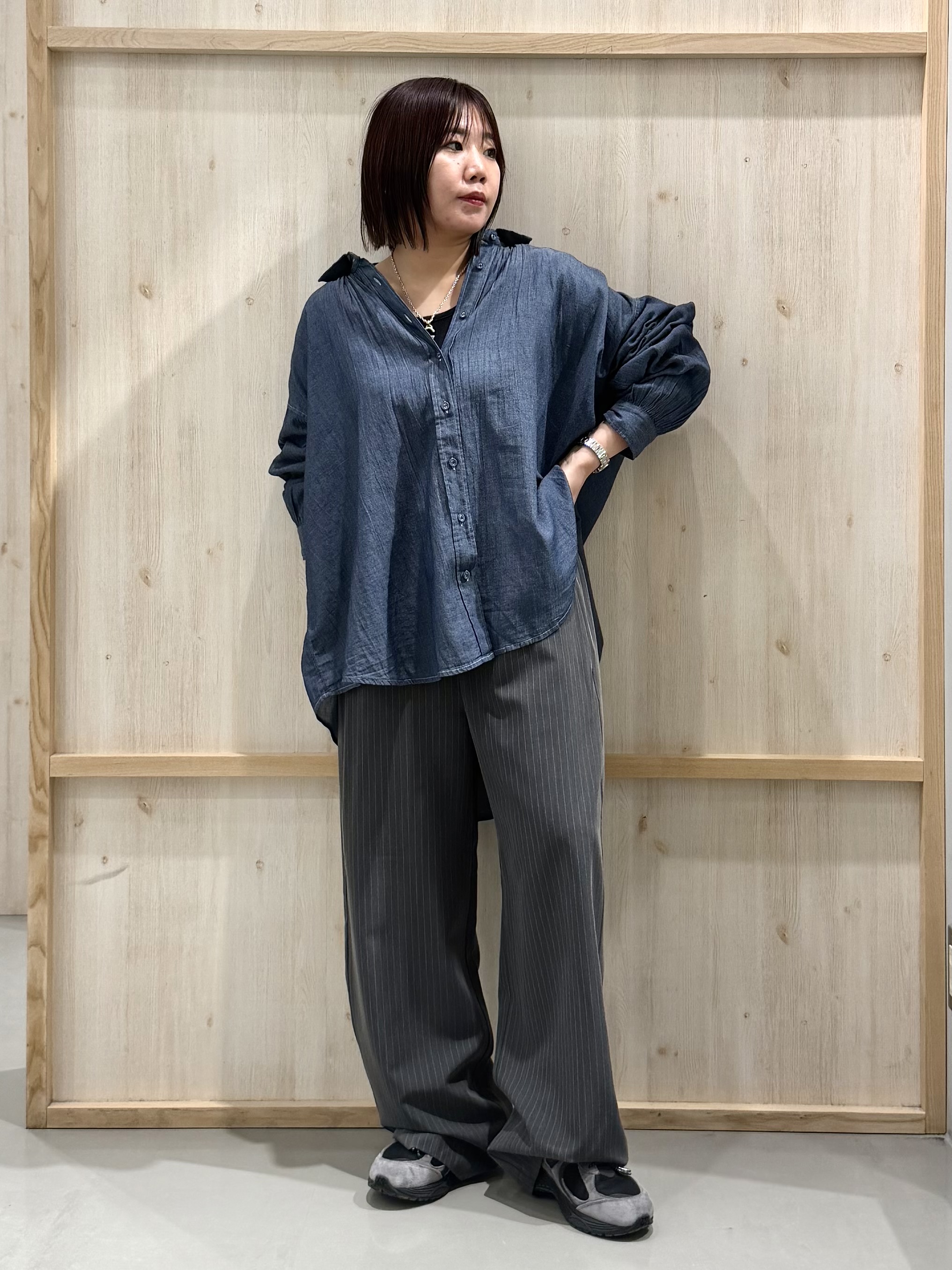 nanaさんの「THE SHOP TK｜軽やかでエアリー シアーデニムシャツ」を使ったコーディネート