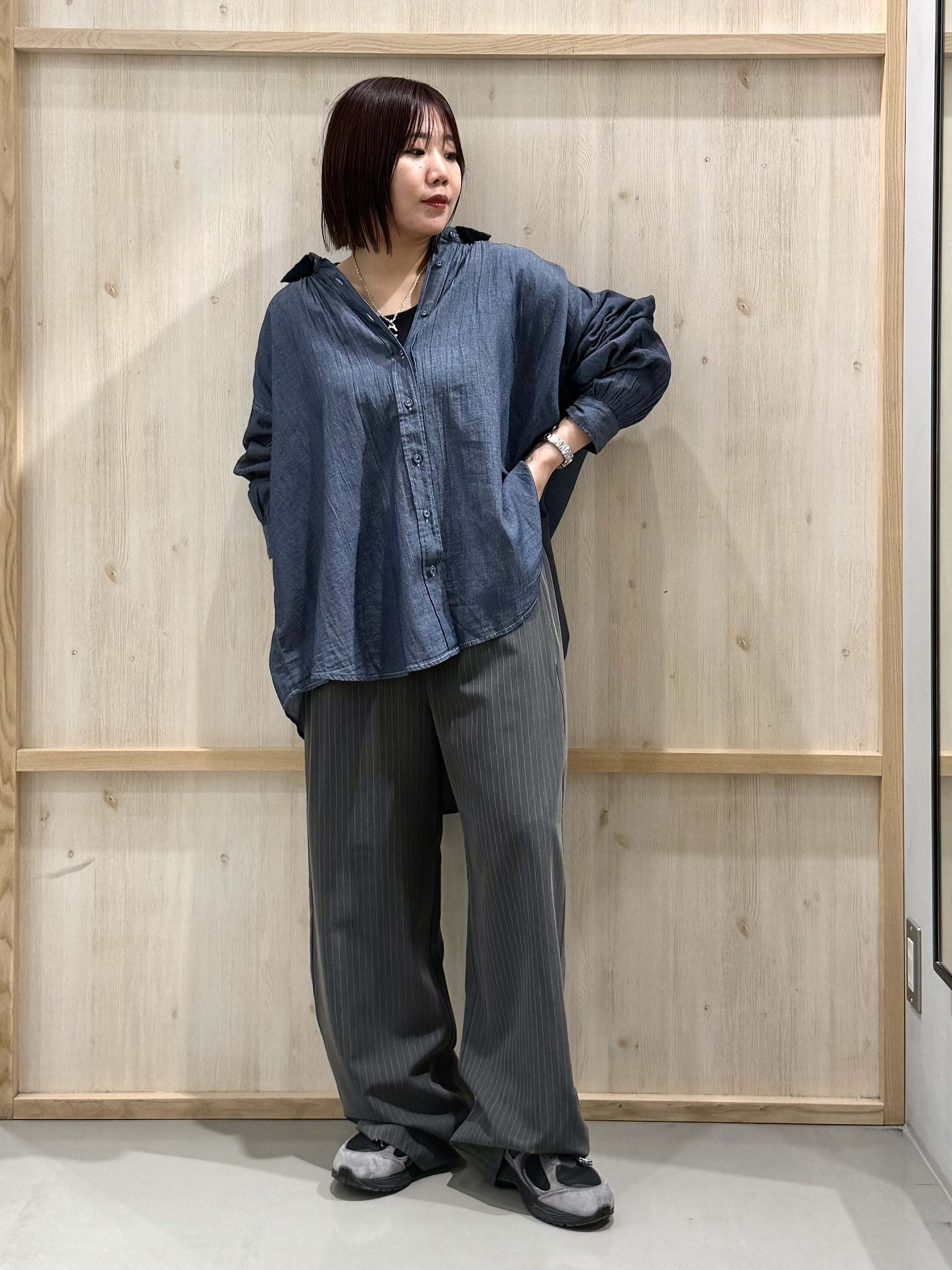 nanaさんの「THE SHOP TK｜軽やかでエアリー シアーデニムシャツ」を使ったコーディネート