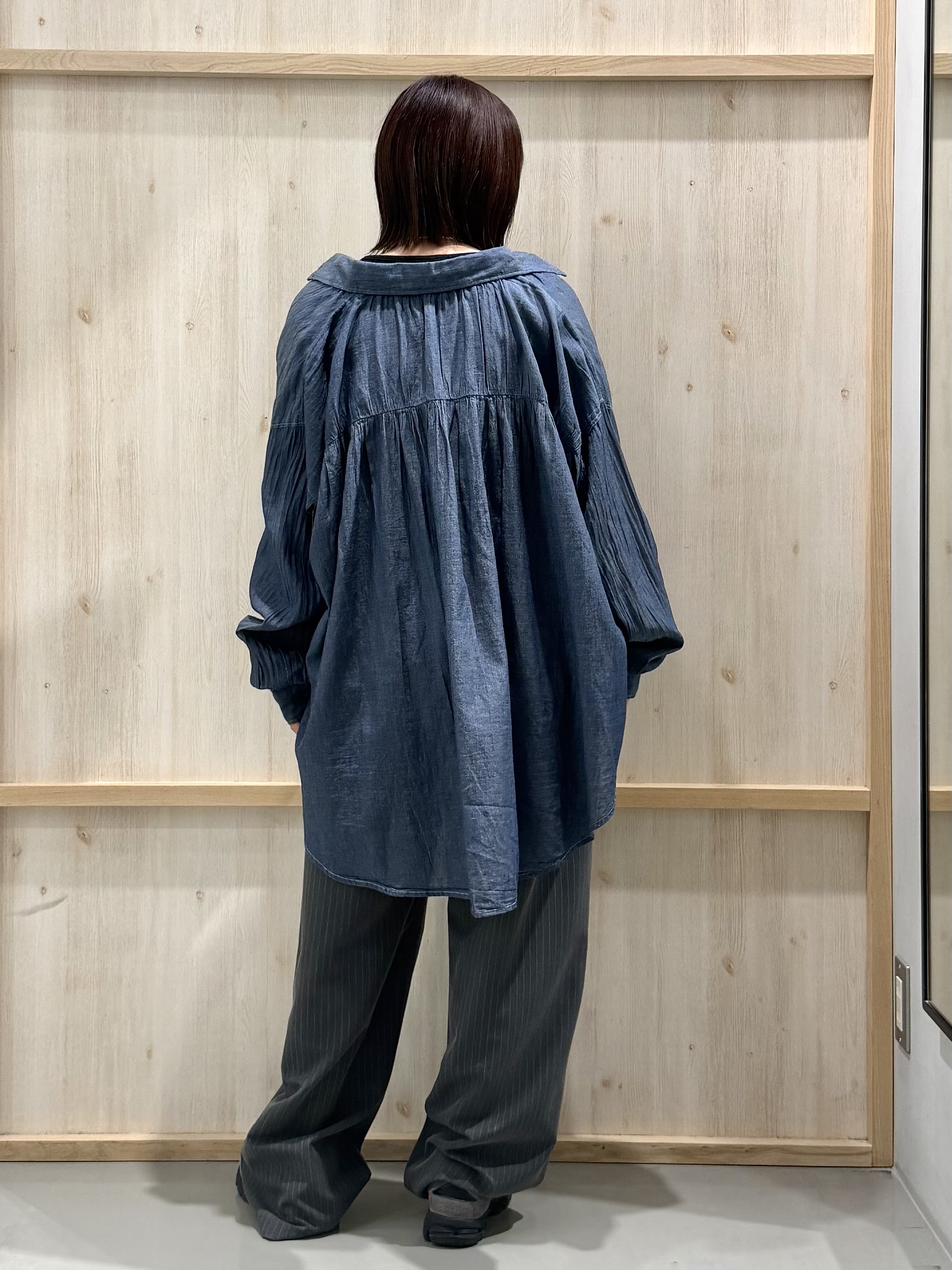 nanaさんの「THE SHOP TK｜軽やかでエアリー シアーデニムシャツ」を使ったコーディネート
