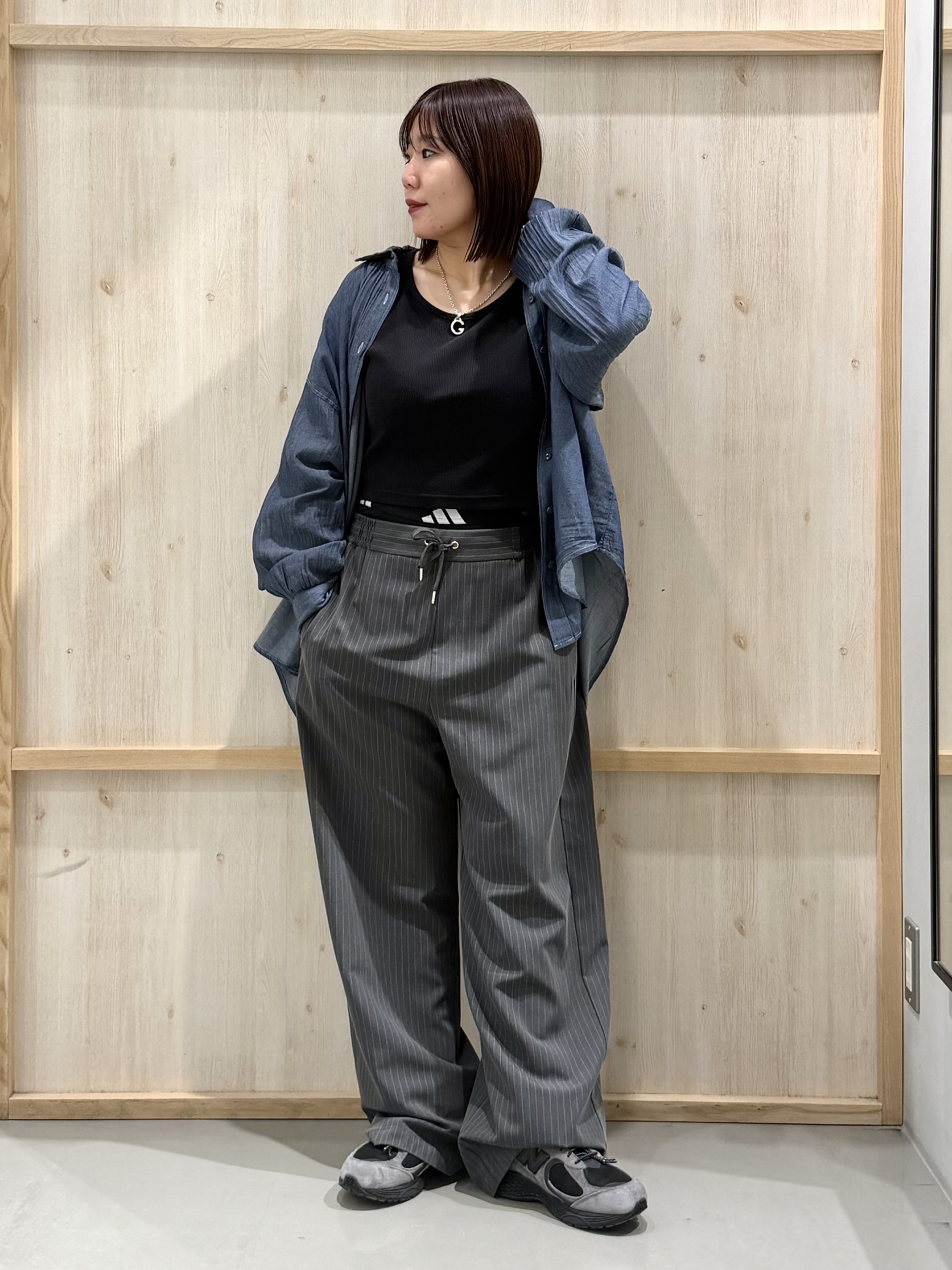 nanaさんの「THE SHOP TK｜軽やかでエアリー シアーデニムシャツ」を使ったコーディネート