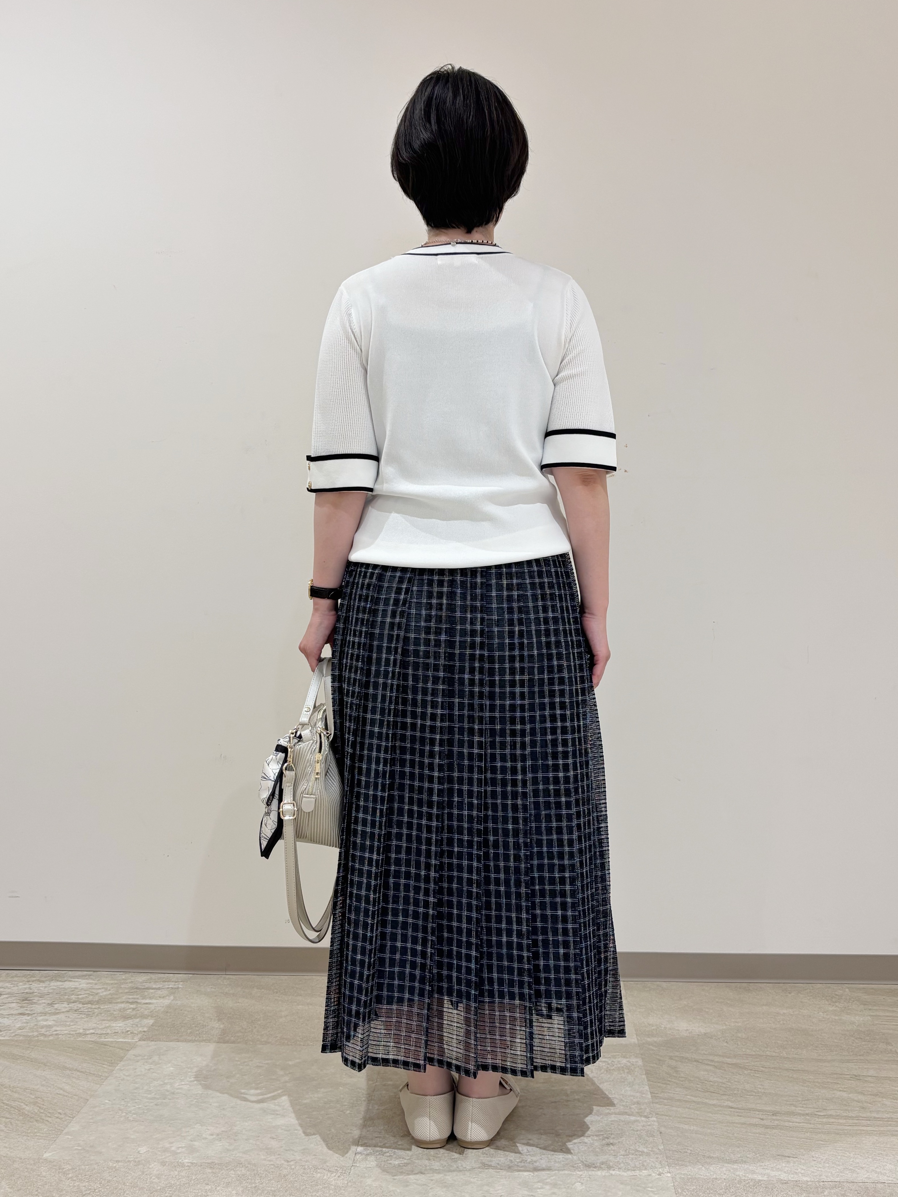 marikoさんの「grove｜【シリーズ累計36万枚/名品ニット】やわらかドライタッチ 袖メッシュ編みニット」を使ったコーディネート