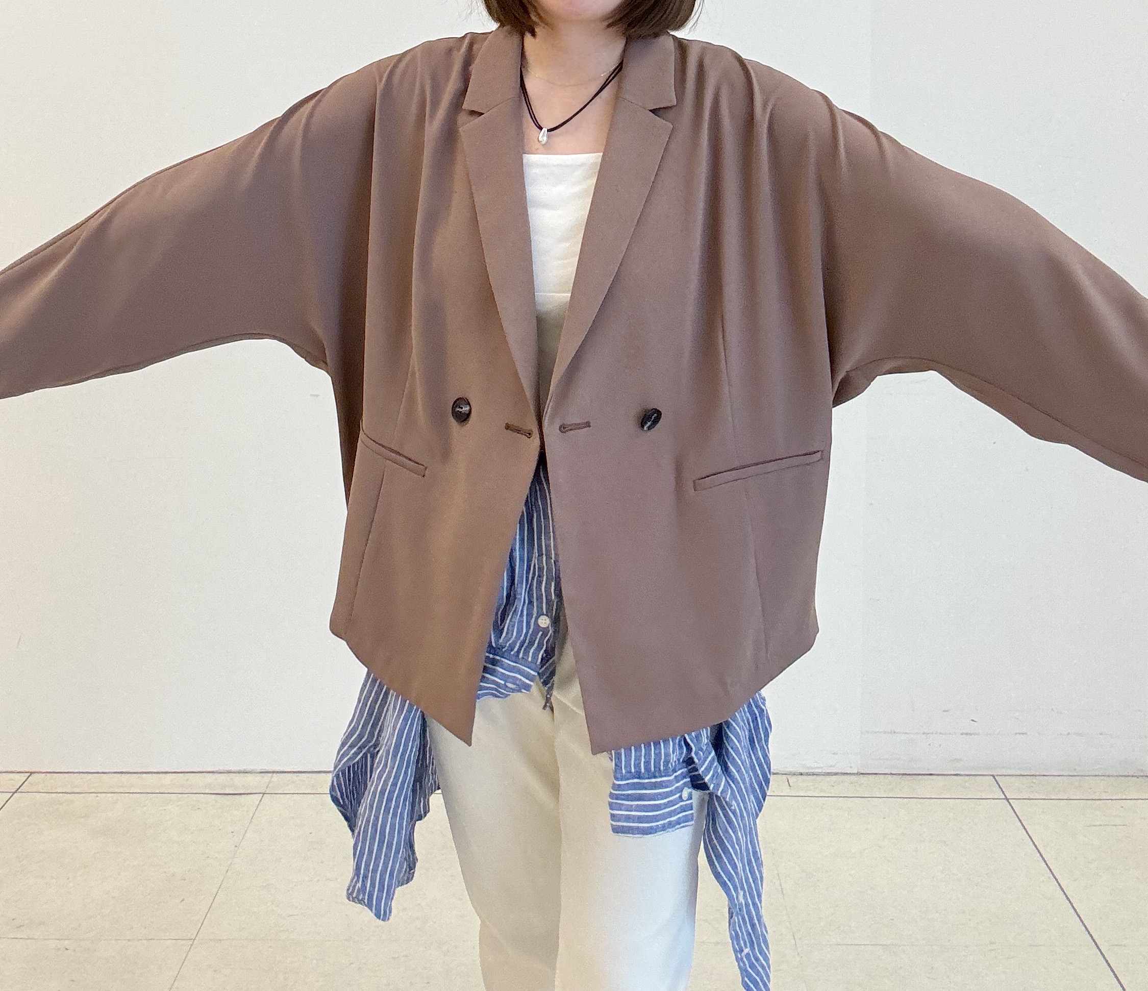 yoshiyaさんの「INDIVI｜【さらに軽く軽快！／着る日傘】ドルマンダブルジャケット」を使ったコーディネート