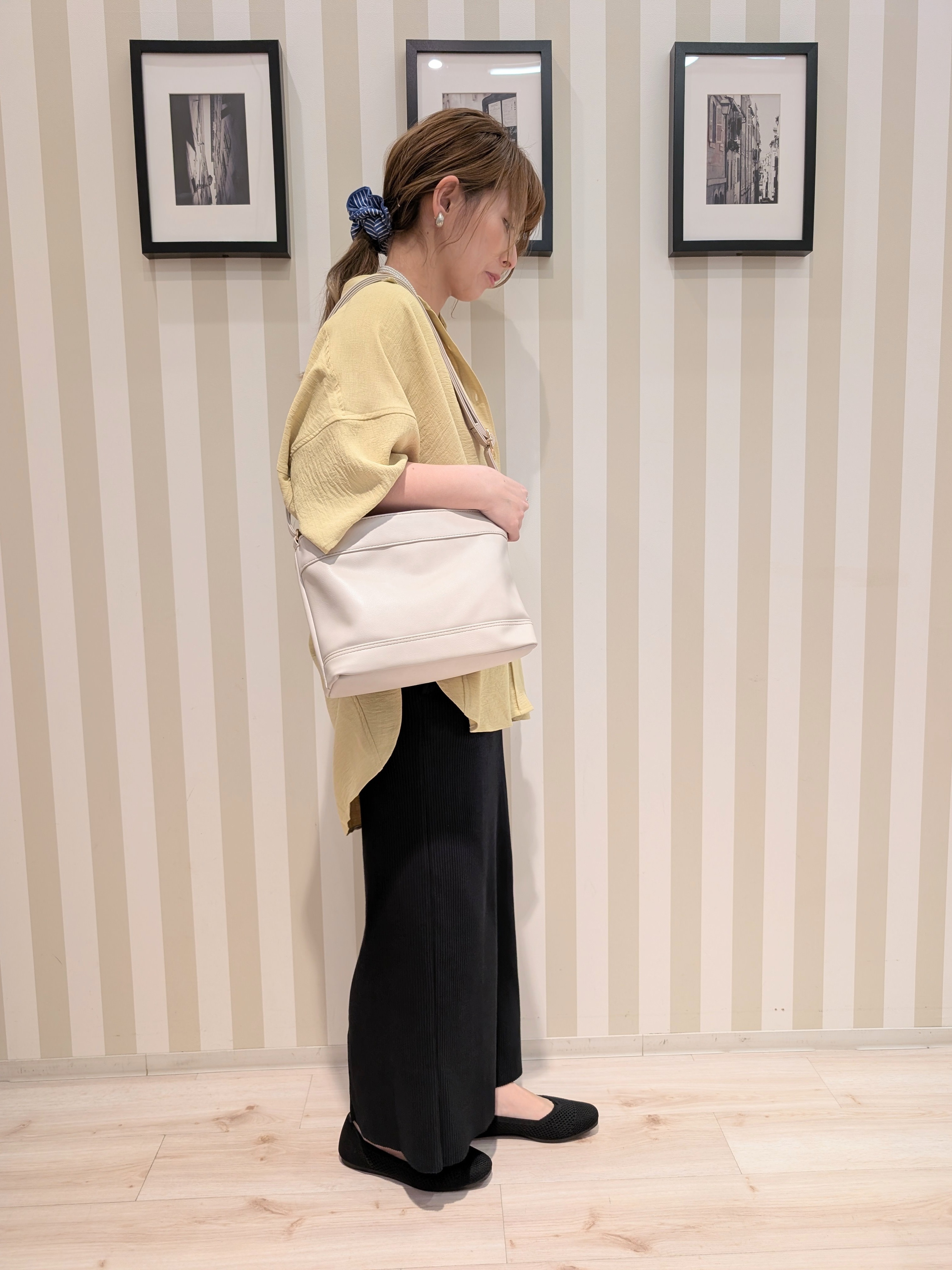 otaさんの「SHOO･LA･RUE｜【高レビュー/洗濯後しわになりにくい/体型カバー】きちんとゆるっと 大人の抜け感 ポンチョ風カラーシ」を使ったコーディネート