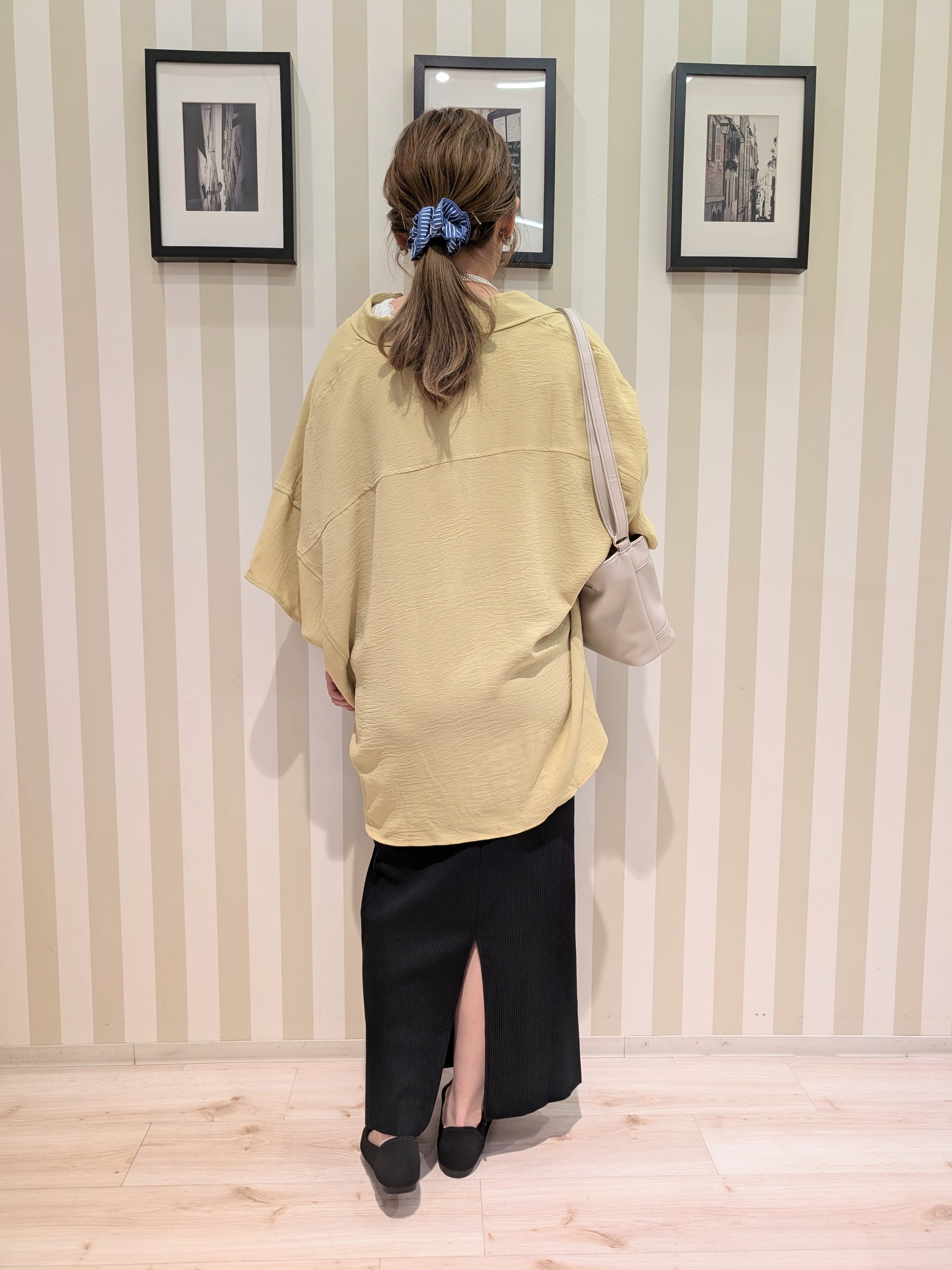 otaさんの「SHOO･LA･RUE｜【高レビュー/洗濯後しわになりにくい/体型カバー】きちんとゆるっと 大人の抜け感 ポンチョ風カラーシ」を使ったコーディネート