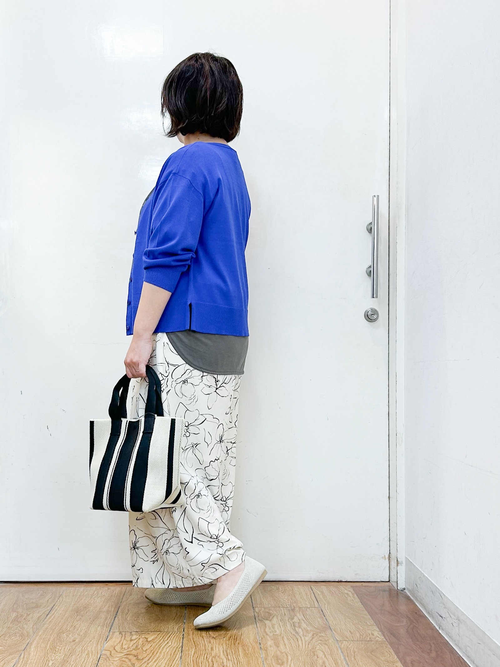 haruさんの「SHOO･LA･RUE｜【洗濯機可/ひんやり/UV】さらっとしたタッチが心地よい ショート丈 Vネックカーディガン」を使ったコーディネート