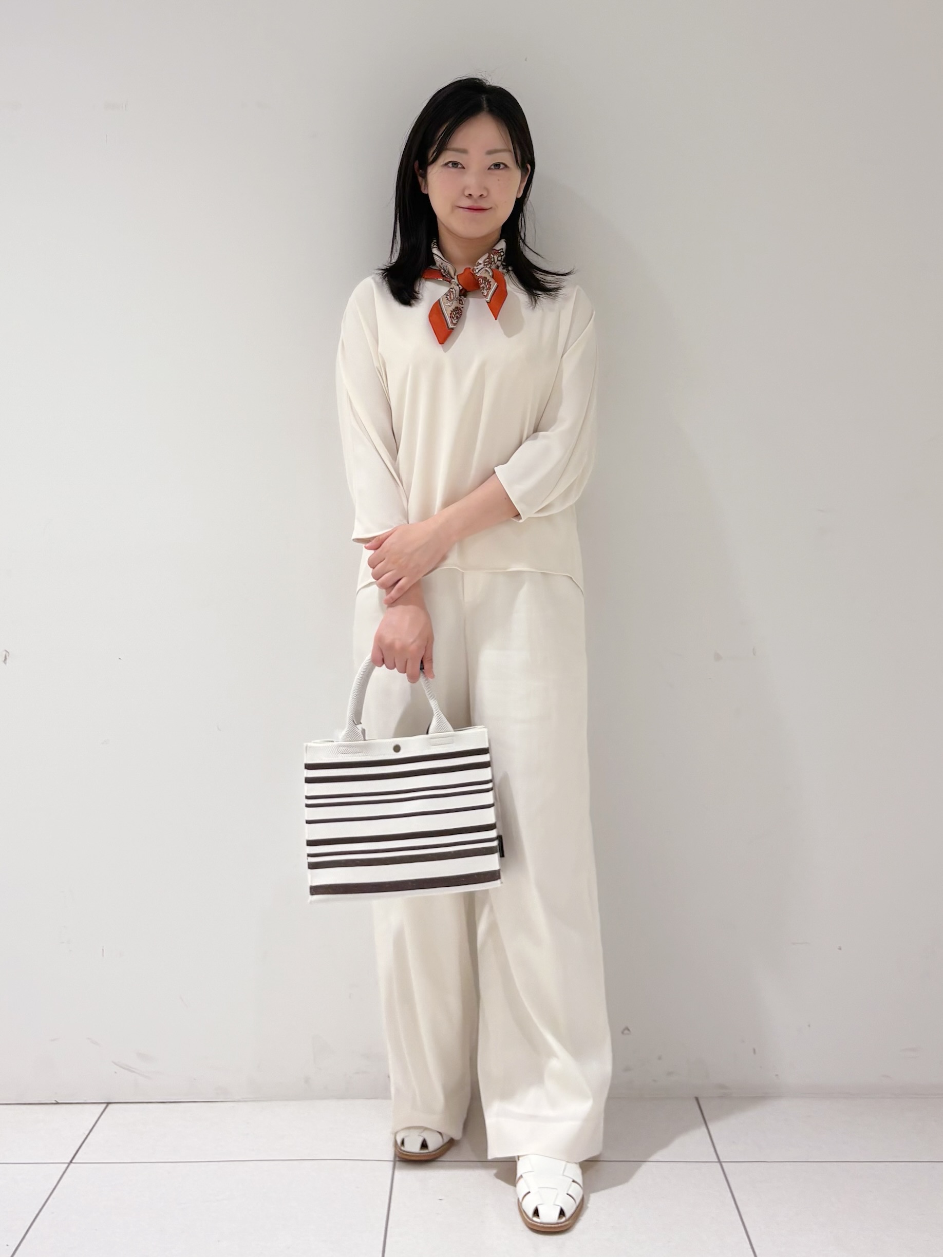 momokoさんの「INDIVI｜【さらに軽く軽快！／着る日傘】ドルマントップス」を使ったコーディネート