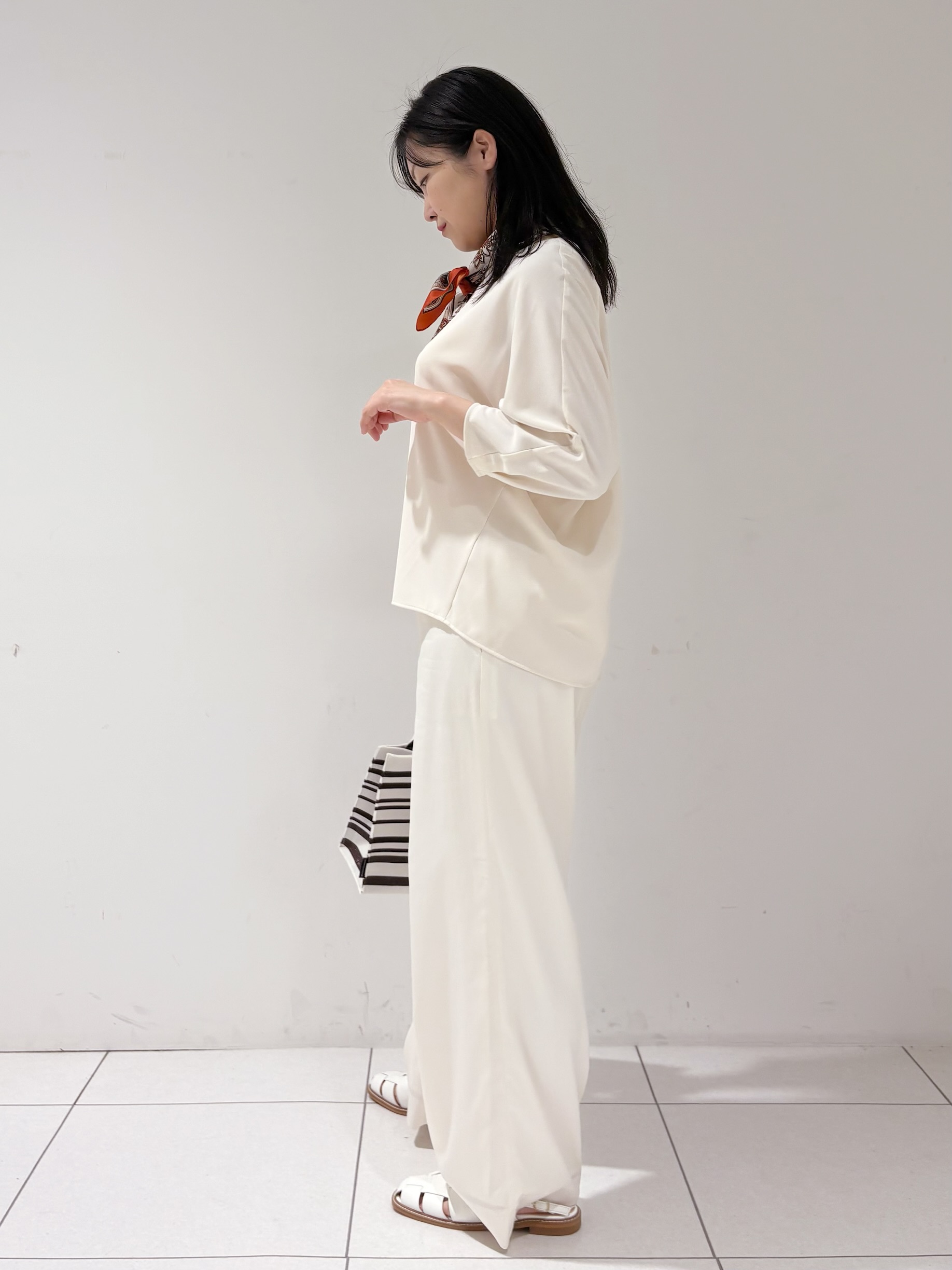 momokoさんの「INDIVI｜【さらに軽く軽快！／着る日傘】ドルマントップス」を使ったコーディネート