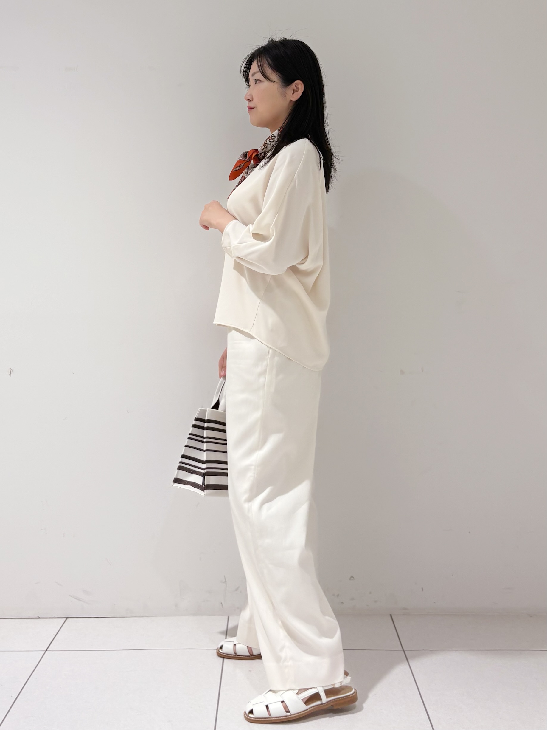momokoさんの「INDIVI｜【さらに軽く軽快！／着る日傘】ドルマントップス」を使ったコーディネート
