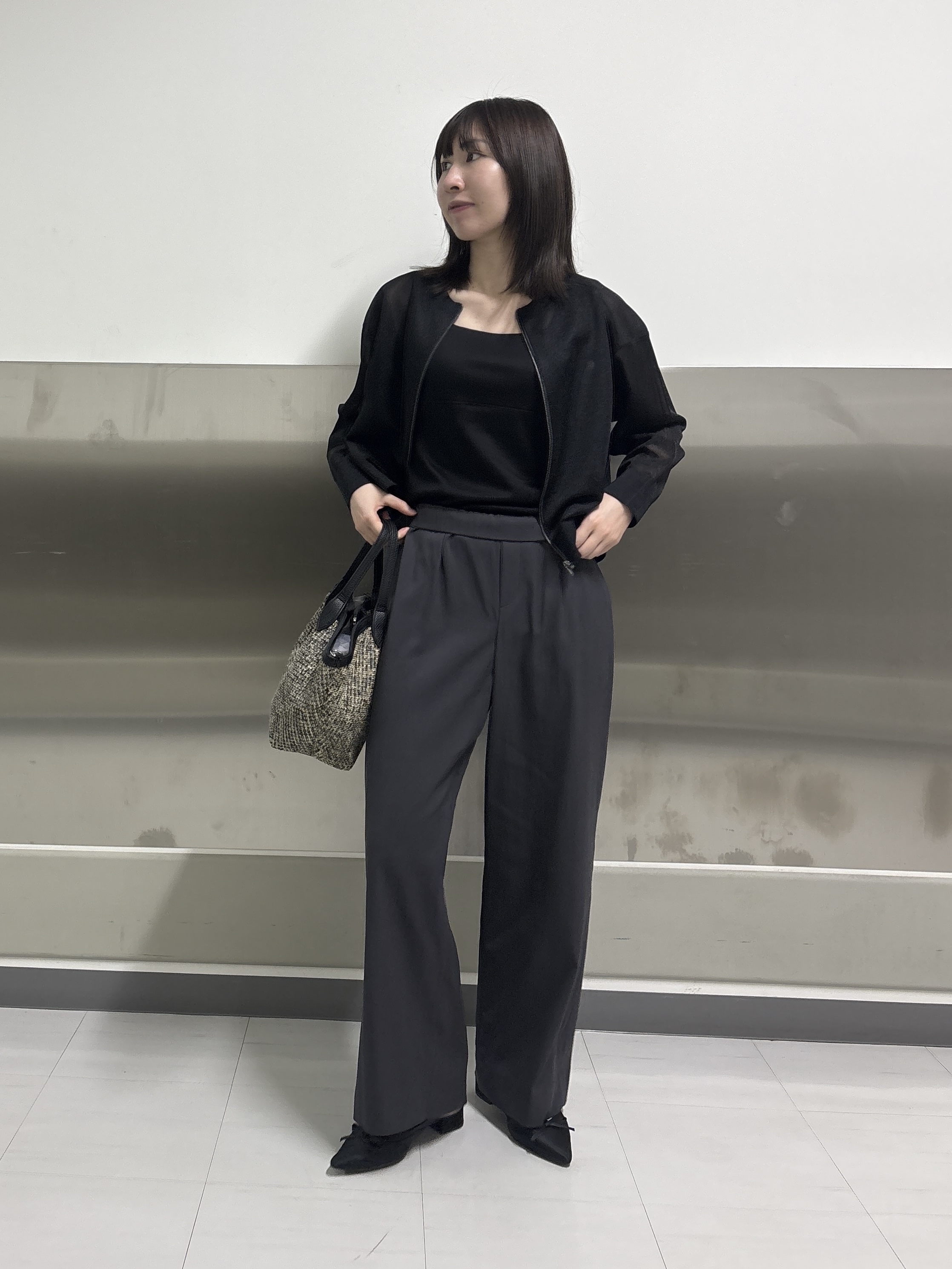 Yoshimiさんの「INDIVI｜【褒められパンツ／洗える／ウエストゴム】ワイドタックパンツ」を使ったコーディネート