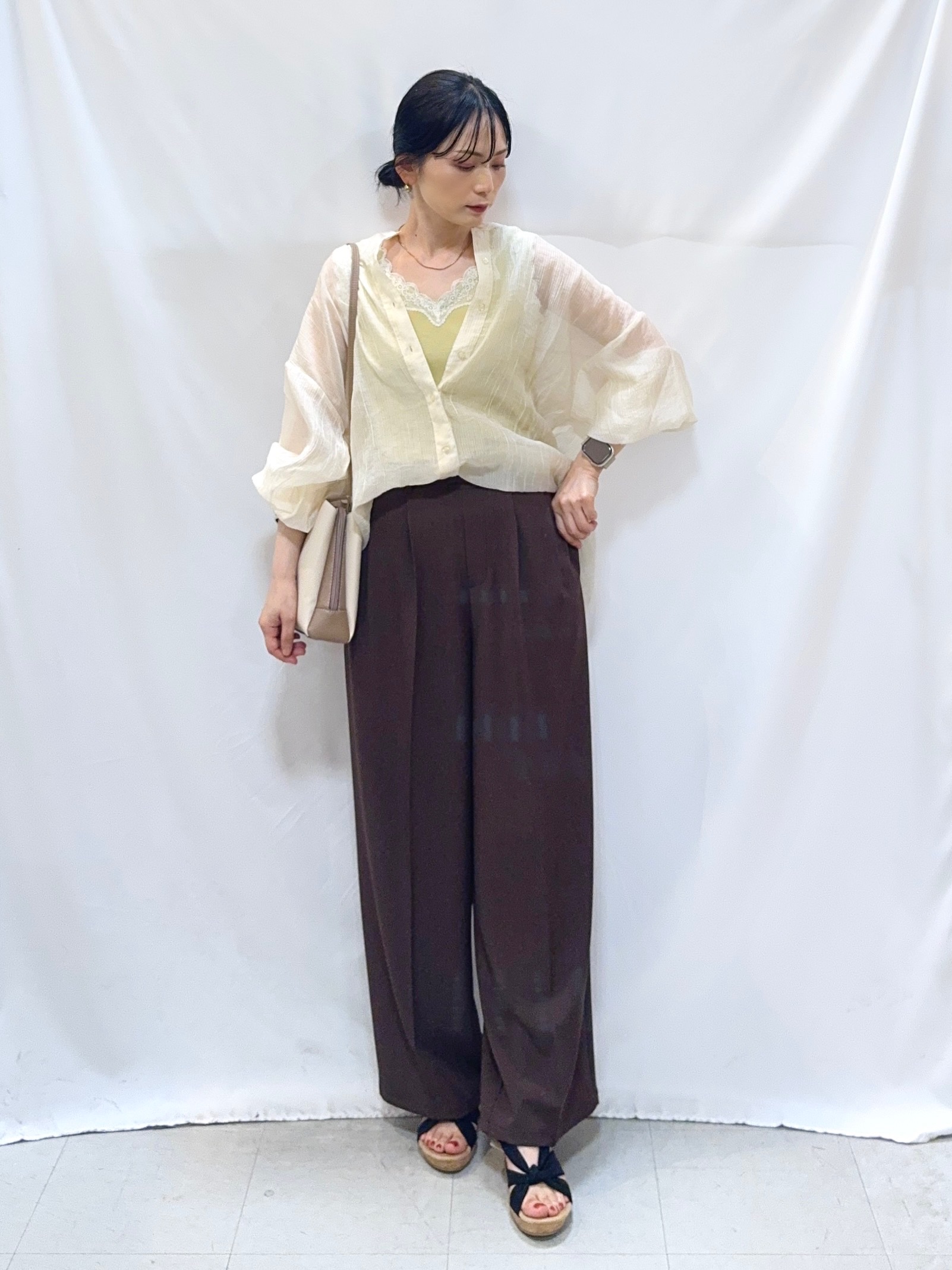 𝐇𝐢𝐫𝐨𝐦𝐢さんの「SHOO･LA･RUE｜【S-LL】大人のシアー感 風合い楽しむバンドカラーシャツ」を使ったコーディネート