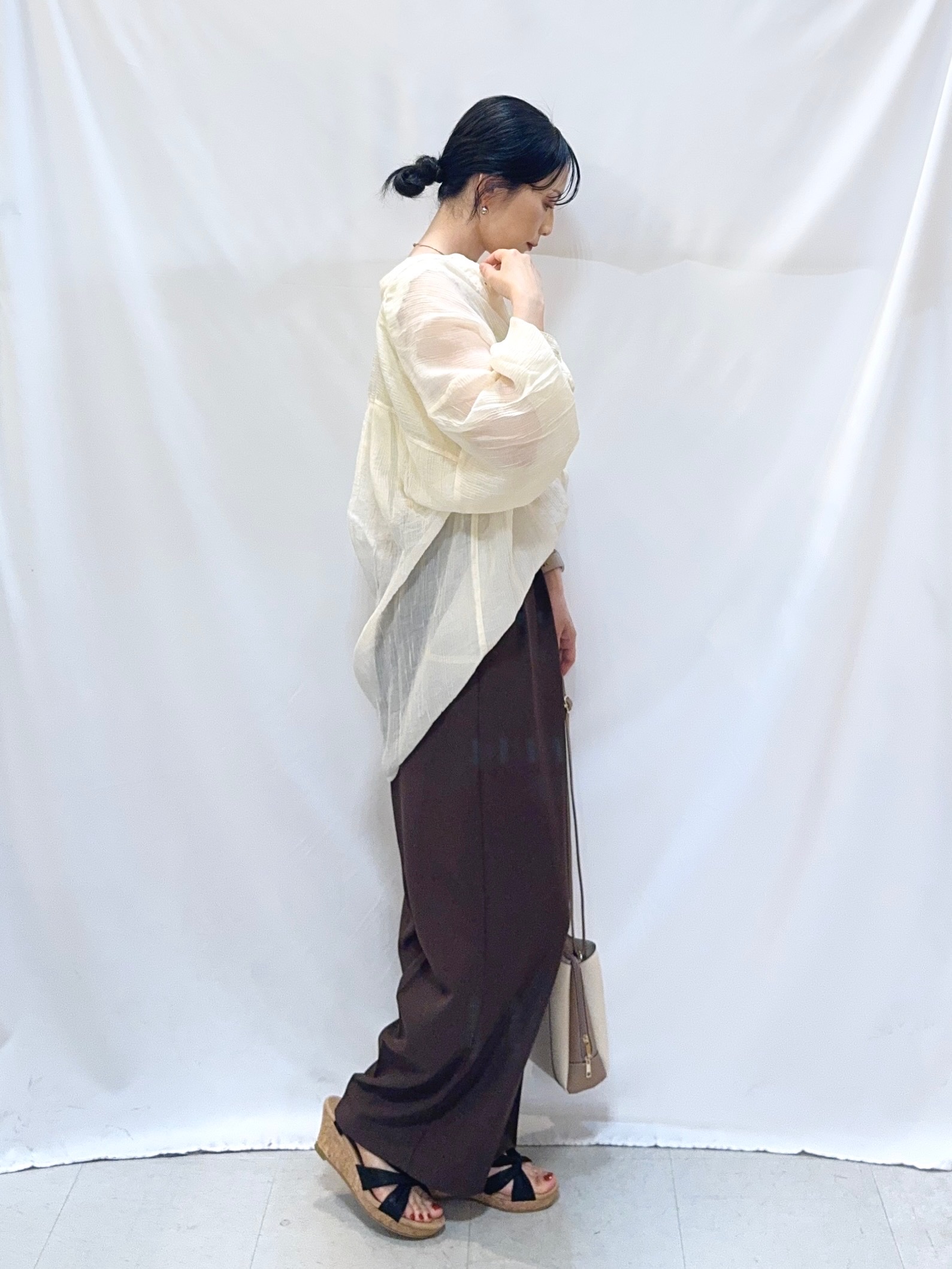 𝐇𝐢𝐫𝐨𝐦𝐢さんの「SHOO･LA･RUE｜【S-LL】大人のシアー感 風合い楽しむバンドカラーシャツ」を使ったコーディネート